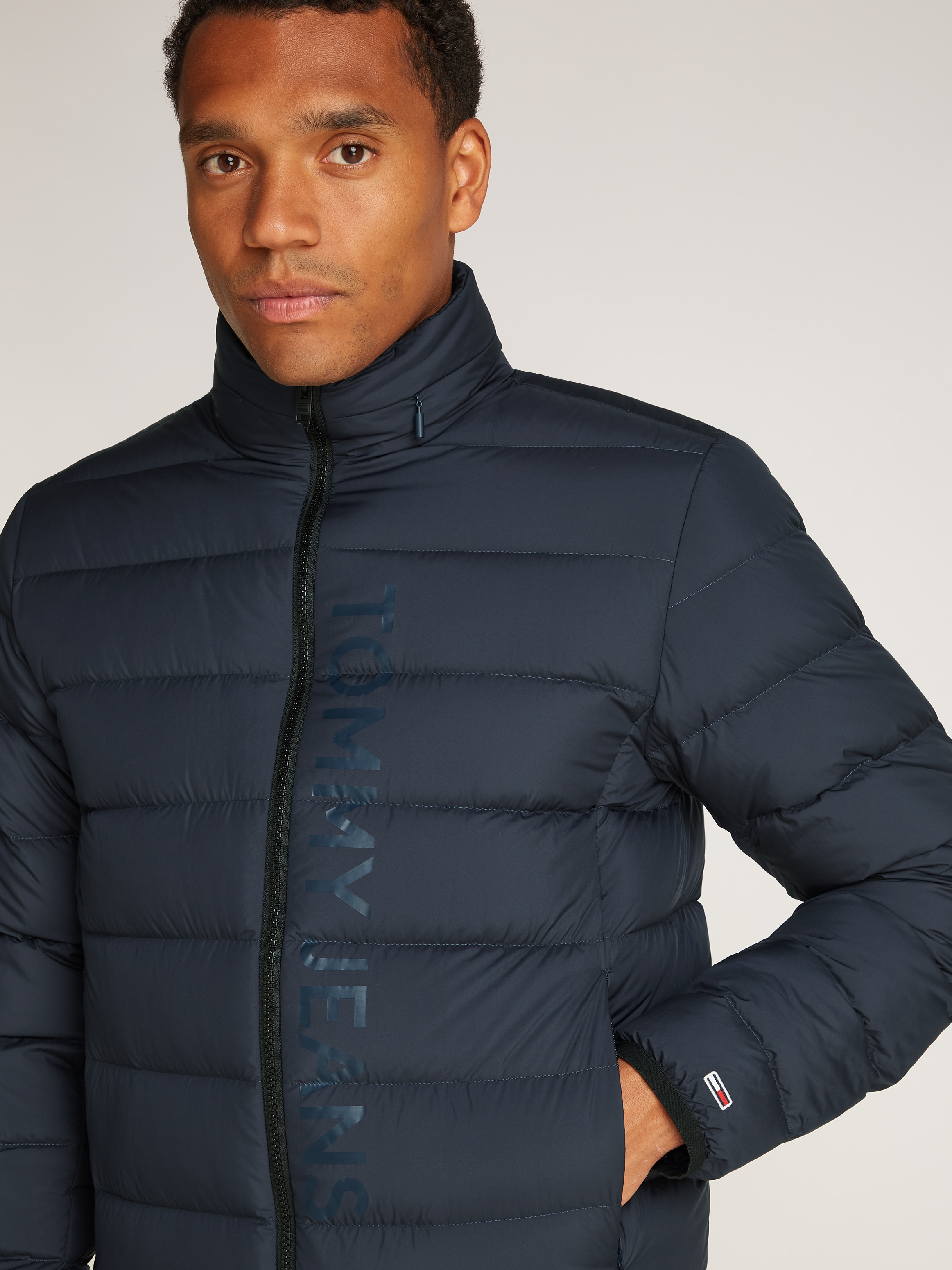Tommy Jeans Steppjacke »TJM LT DOWN PRINTED JACKET«, mit Daunenwattierung