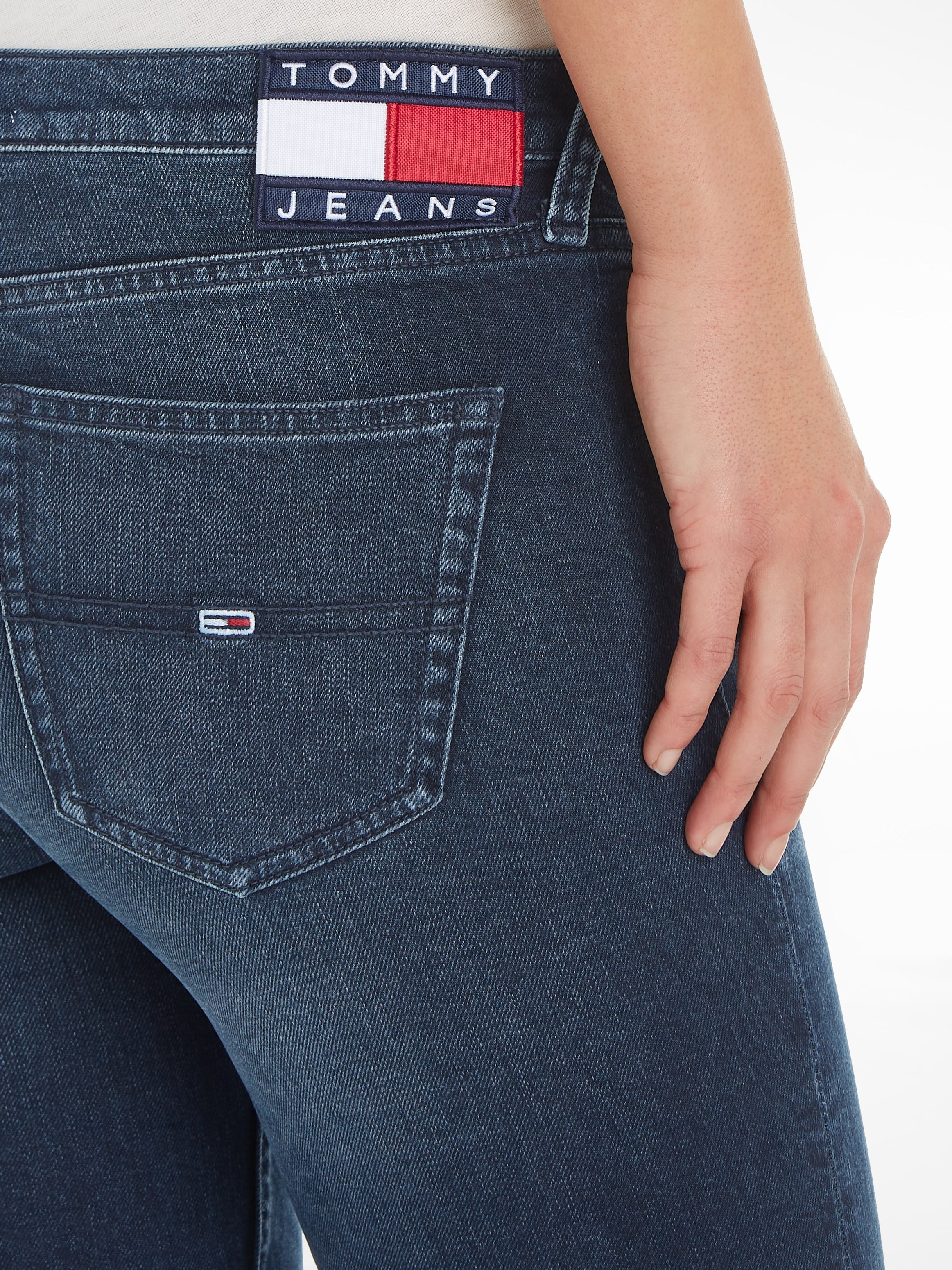 Top-Modell Tommy Jeans Bootcut-Jeans »MADDIE MR DG5161«, BC und bei Logobadge ♕ mit Logostickerei