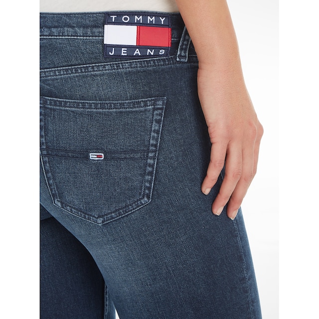 Tommy Jeans Bootcut-Jeans »MADDIE MR BC DG5161«, mit Logobadge und  Logostickerei bei ♕