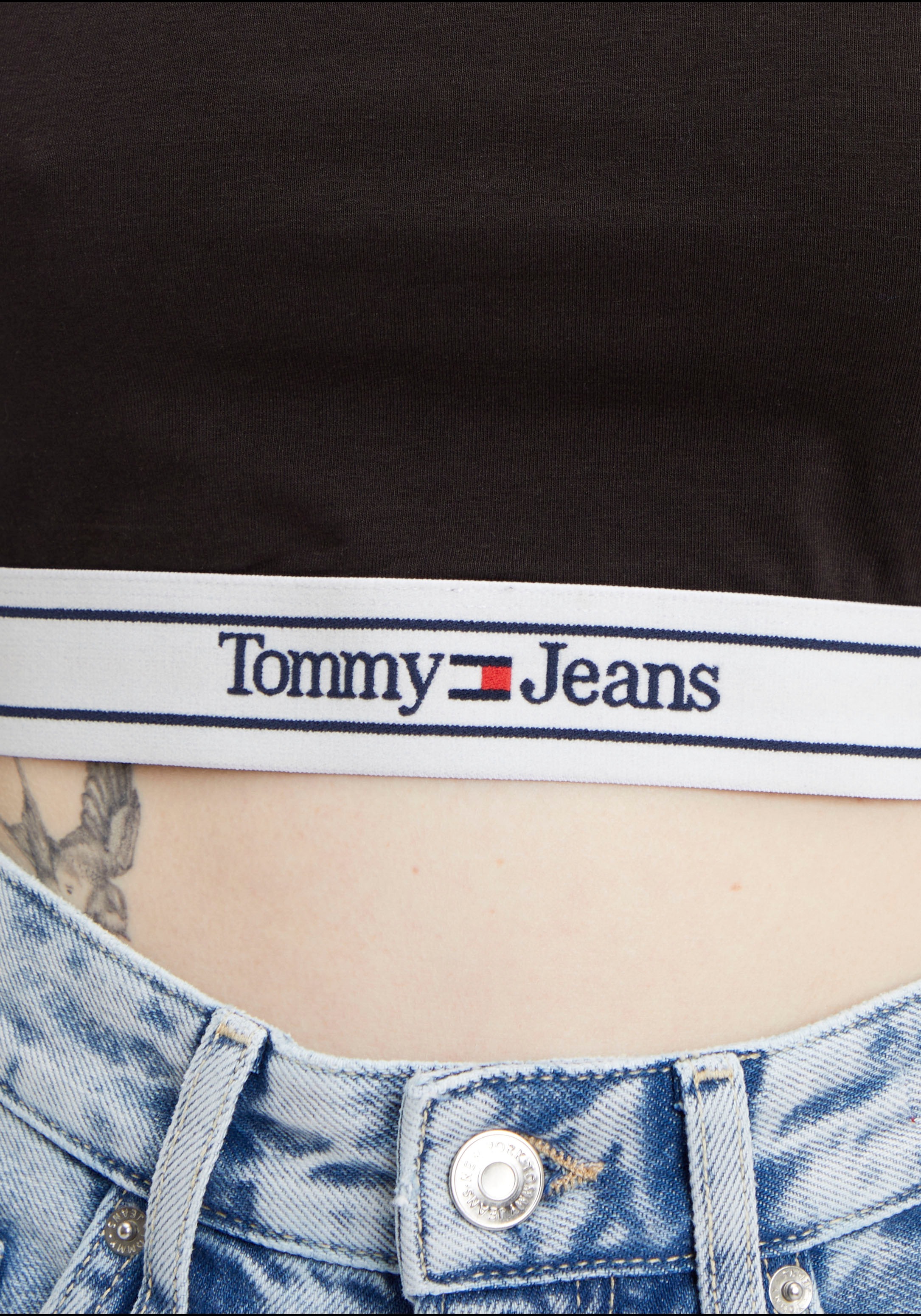 Tommy Jeans Langarmshirt »TJW LOGO mit LS bei & Jeans Tommy TOP«, Cut-Out Wäschebund ♕ WB