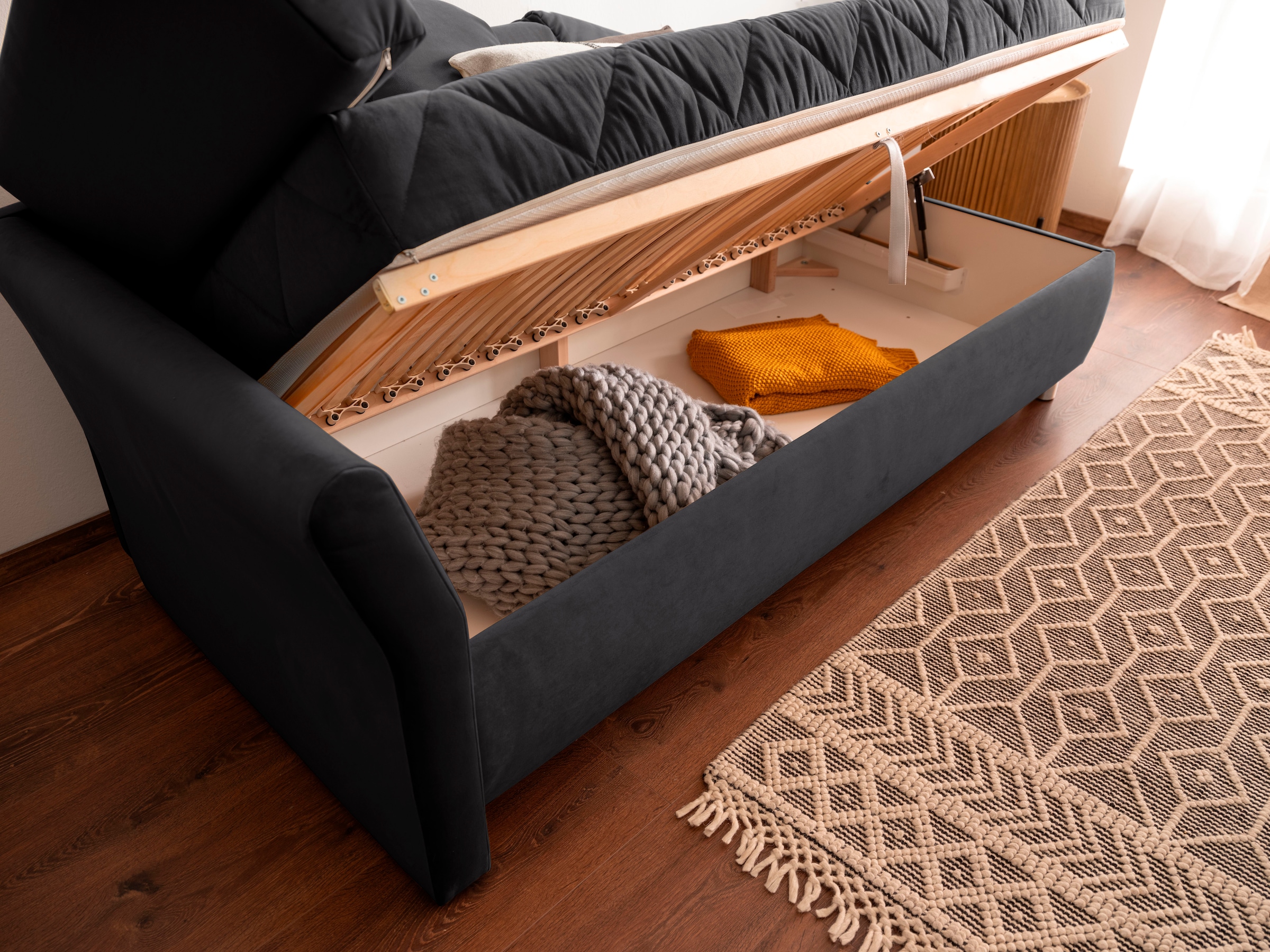 alina Schlafsofa, Bettkasten, Zierkissen-Set aus: 2 Stk. 40x40cm, 1 Stk. 30x30cm