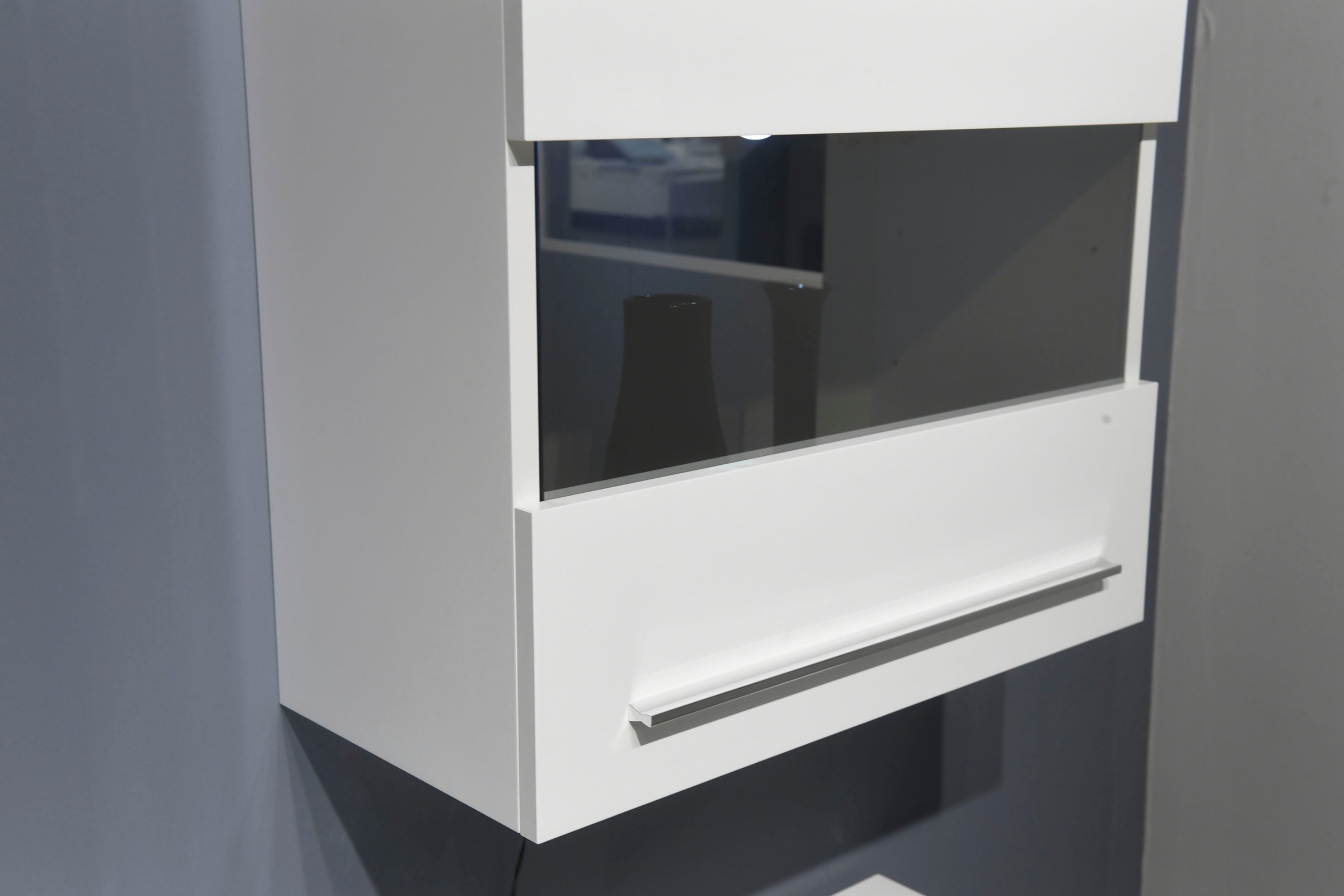 Places of Style Hängevitrine »Piano«, mit und ohne Glaselement, UV lackiert, Soft-Close, B/H:59,7/57,4 cm