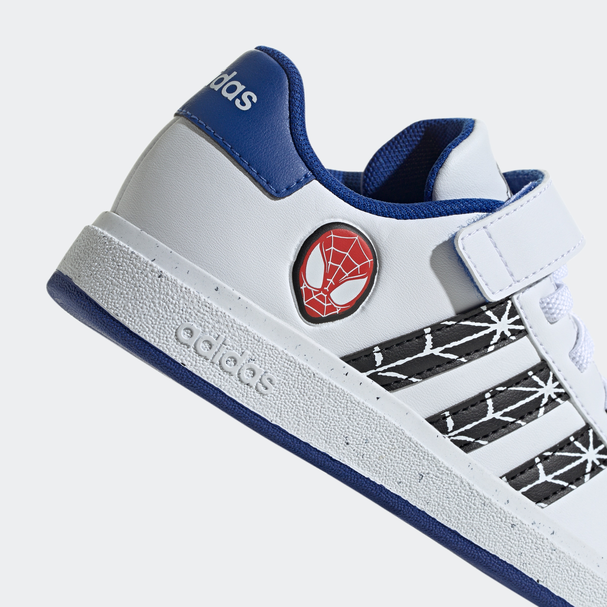 adidas Sportswear Sneaker »ADIDAS MARVEL SPIDER-MAN KIDS GRAND COURT SCHUH«, Design auf den Spuren des adidas Superstar