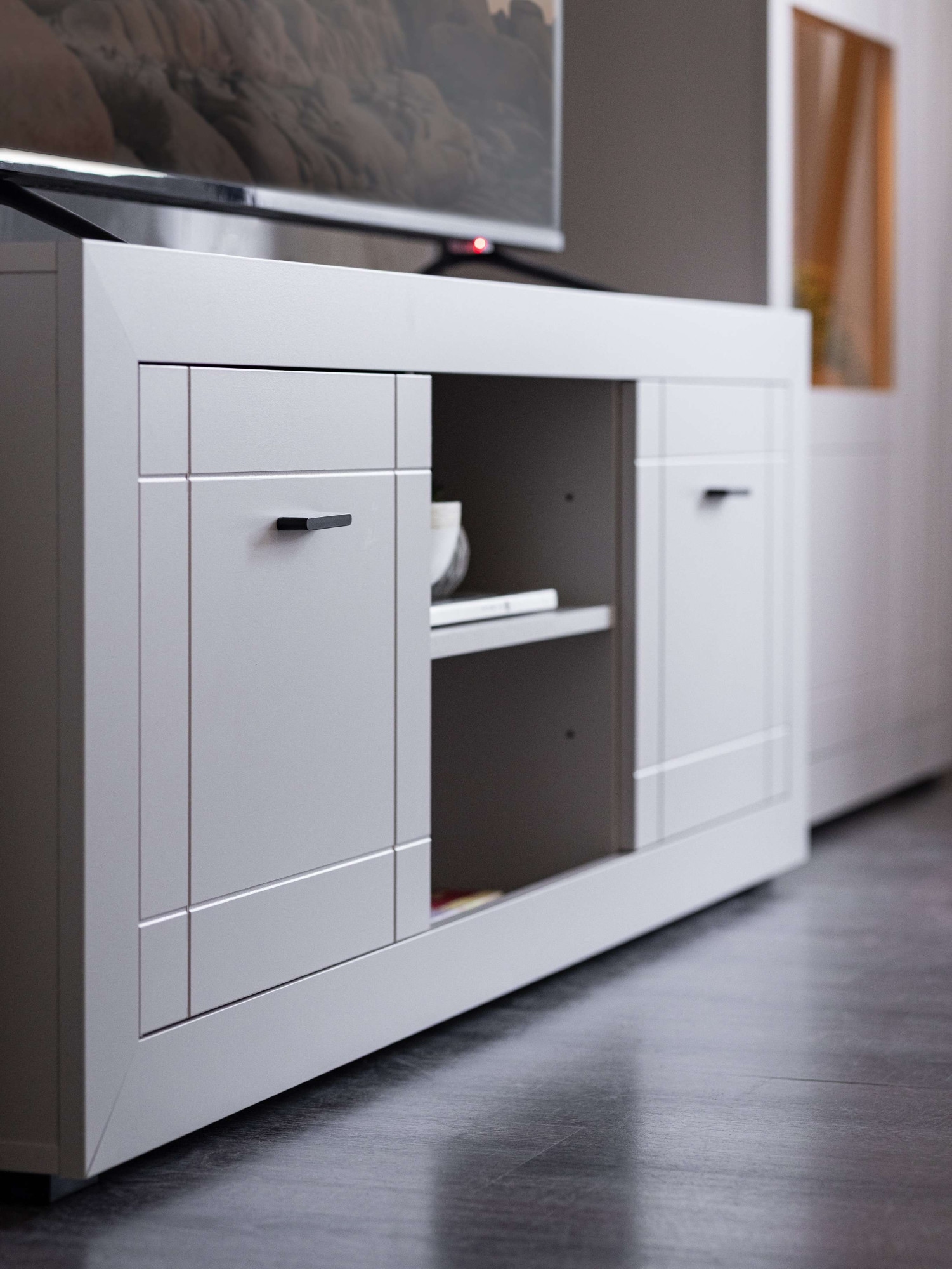 Home affaire Lowboard »Warwick TV-Board, TV-Kommode, TV-Schrank, TV-Unterschrank, TV-Möbel« Elegantes Lowboard in Kaschmir mit viel Stauraum, Heißfolienprägung