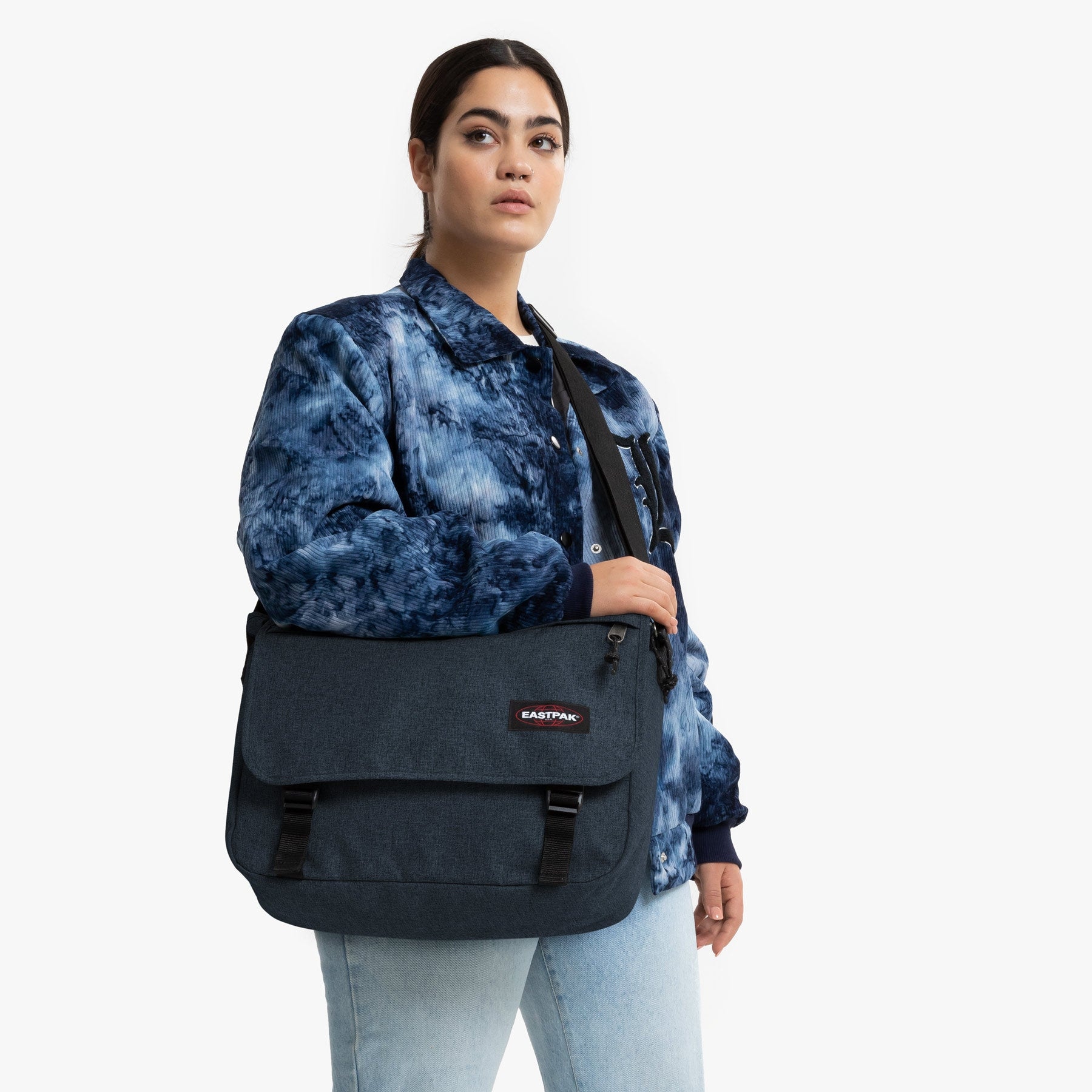 Eastpak Schultertasche »Delegate +« Messenger Bag, Umhängetasche mit Trolleygurt
