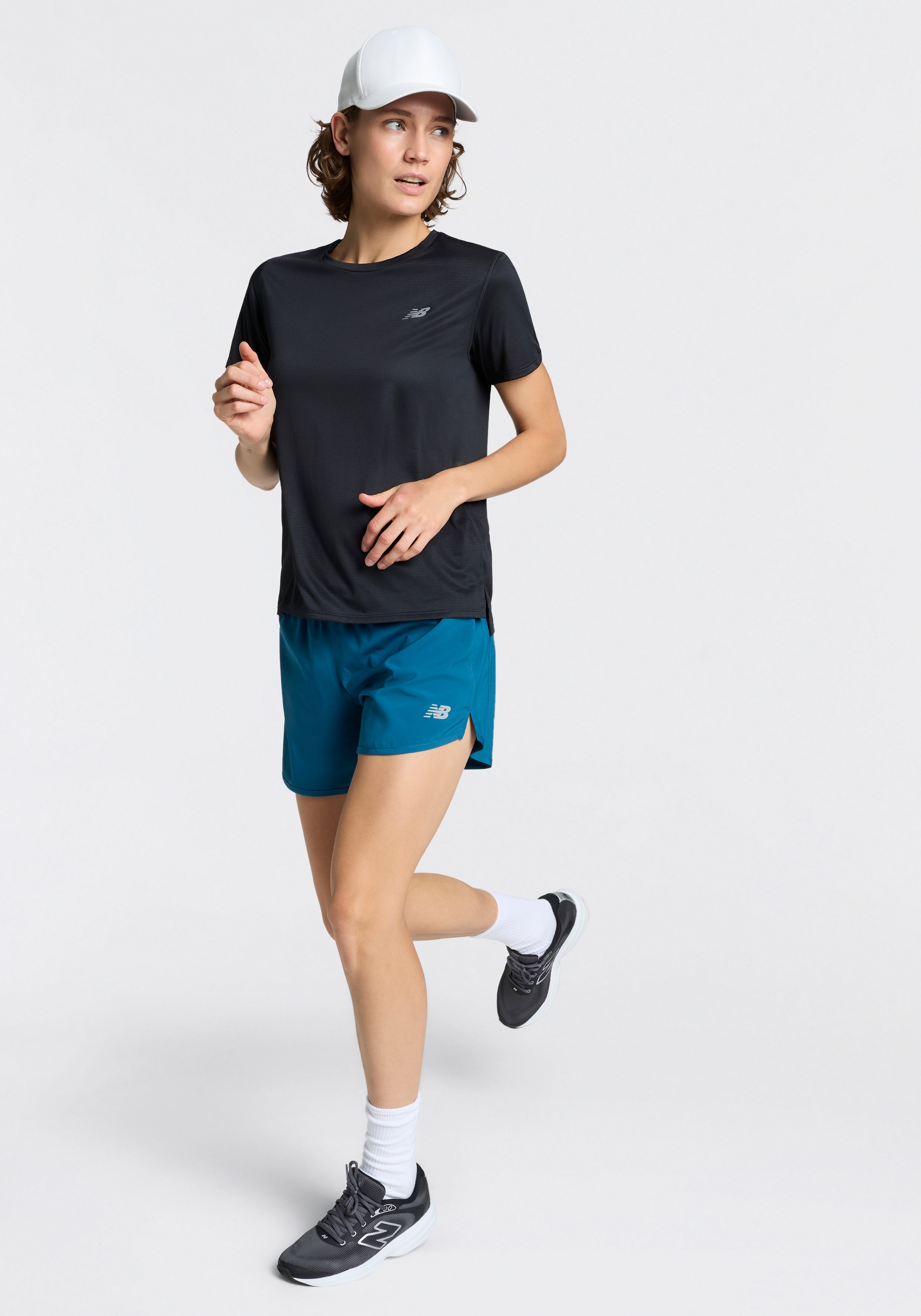 New Balance Laufshorts »SPORT ESSENTIAL SHORT 5«  mit seitlichen Einschubtaschen, aus Stretchmaterial, atmungsaktiv