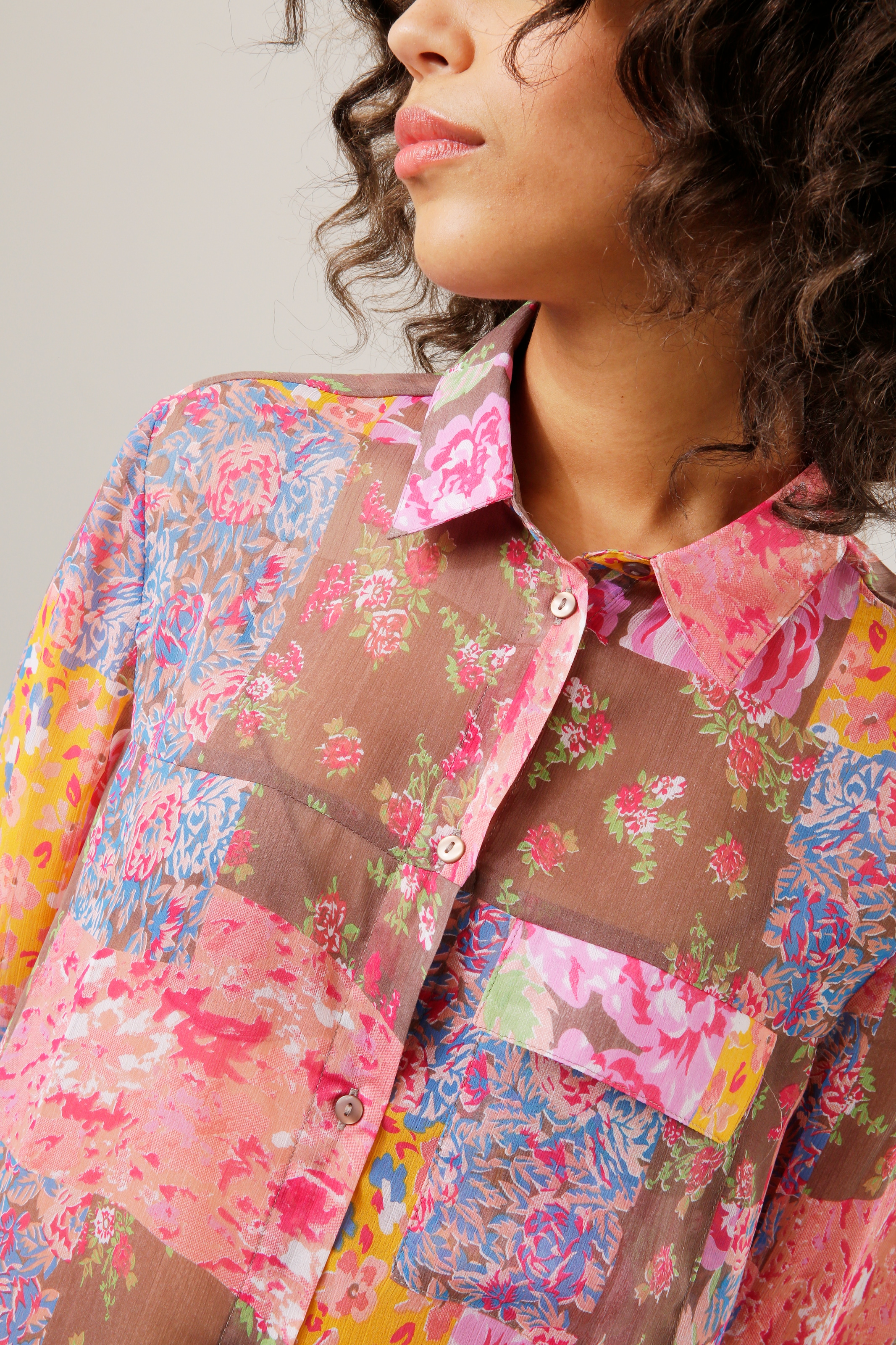 Aniston CASUAL Hemdbluse, mit bunten bei im ♕ Blumendrucken Patch-Dessin