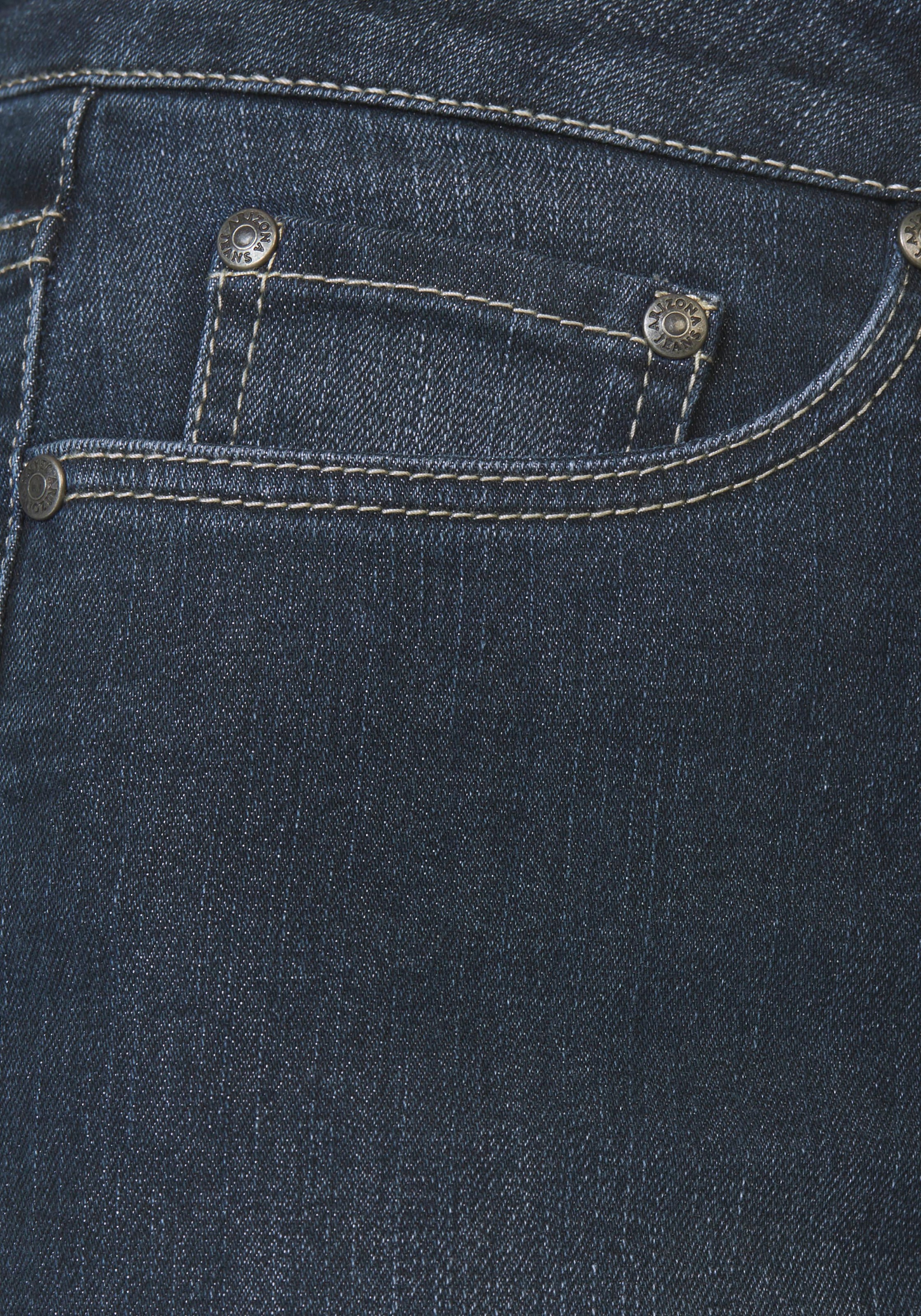 Arizona Caprijeans »mit Schlitz am Saum«, schmale Passform, mit stylischen Nieten, hohe Taille