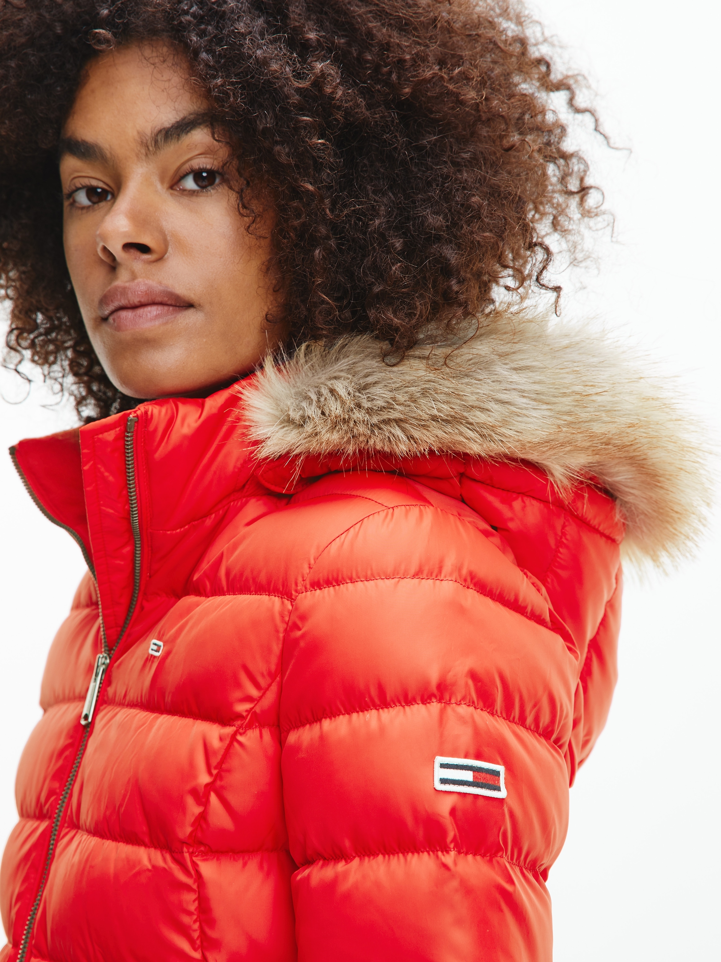 Tommy Jeans Daunenjacke »BASIC HOODED DOWN JACKET«, mit Kapuze, mit Fellimitat an der Kapuze & Tommy Jeans Logo-Flag