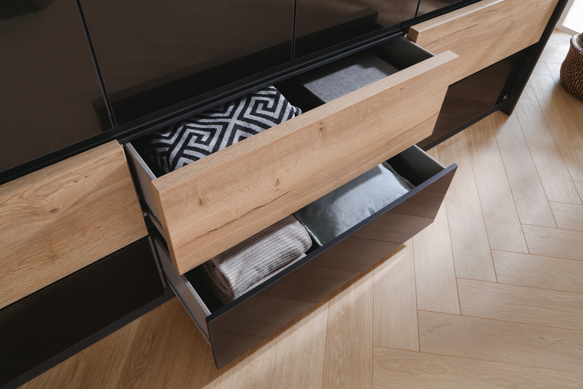 rauch Drehtürenschrank »Winnipeg« grifflose Front, Schubkästen m. Griffmulde, auch mit Beleuchtung