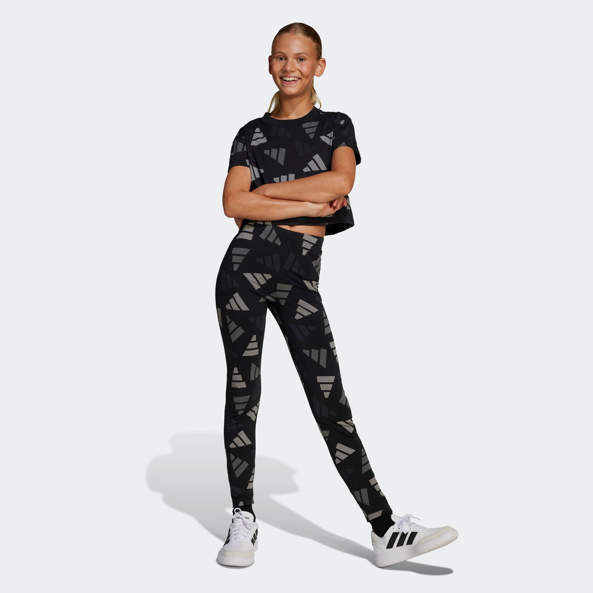 adidas Sportswear T-Shirt »SEASONAL ESSENTIALS LOGO CELEBRATION KIDS CROP« für Kinder, sportlicher Stil, Allover-Logoprint, aus Baumwolle