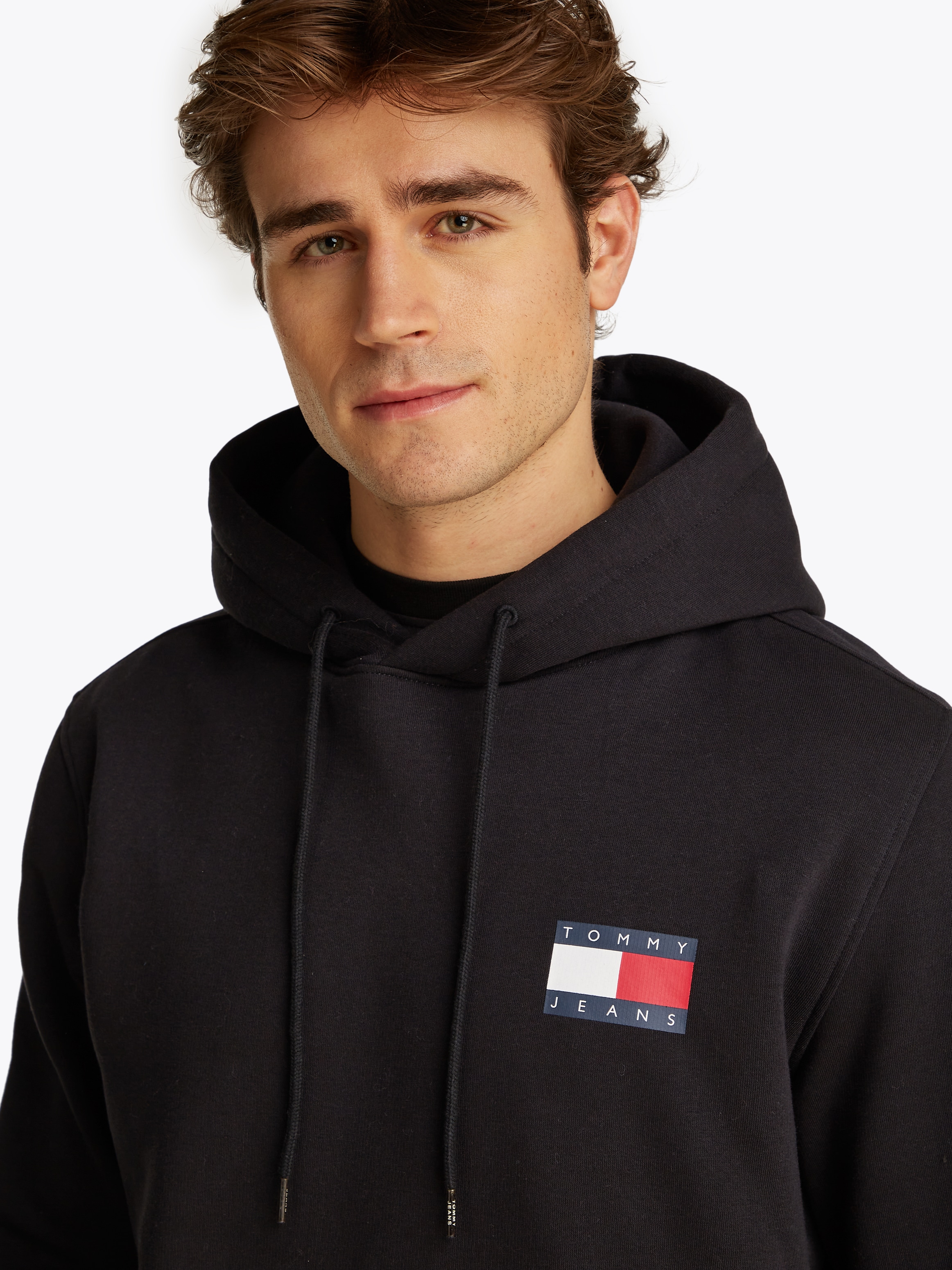 Tommy Jeans Sweatshirt »TJM REG ESSENTIAL FLAG HOOD EXT«, mit bedruckten Markenlogo auf Brusthöhe