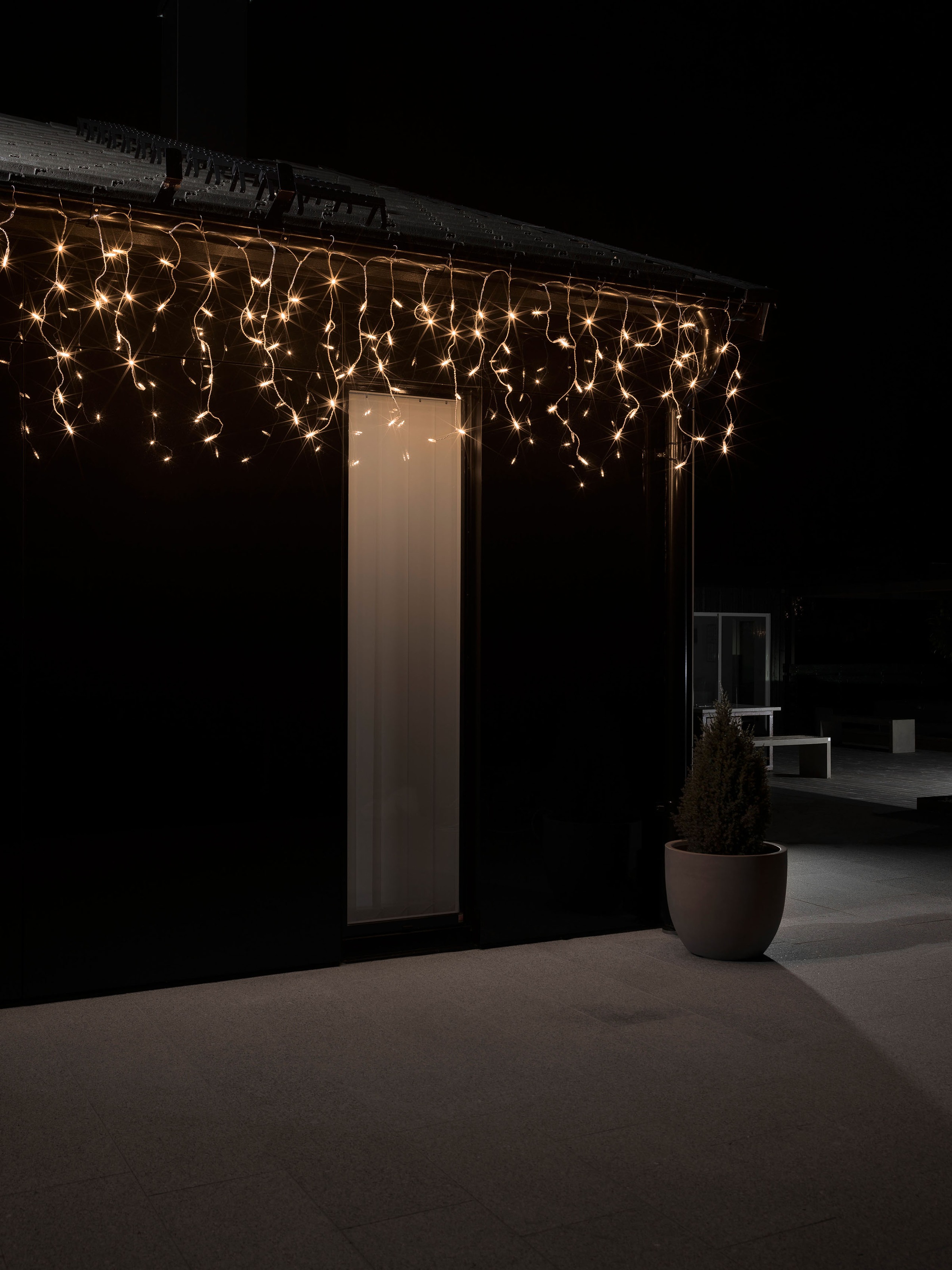 KONSTSMIDE LED-Lichtervorhang "Weihnachtsdeko aussen" 96 Stk.-flammig LED Eisregen Lichtervorhang, 96 bernsteinfarbene Dioden