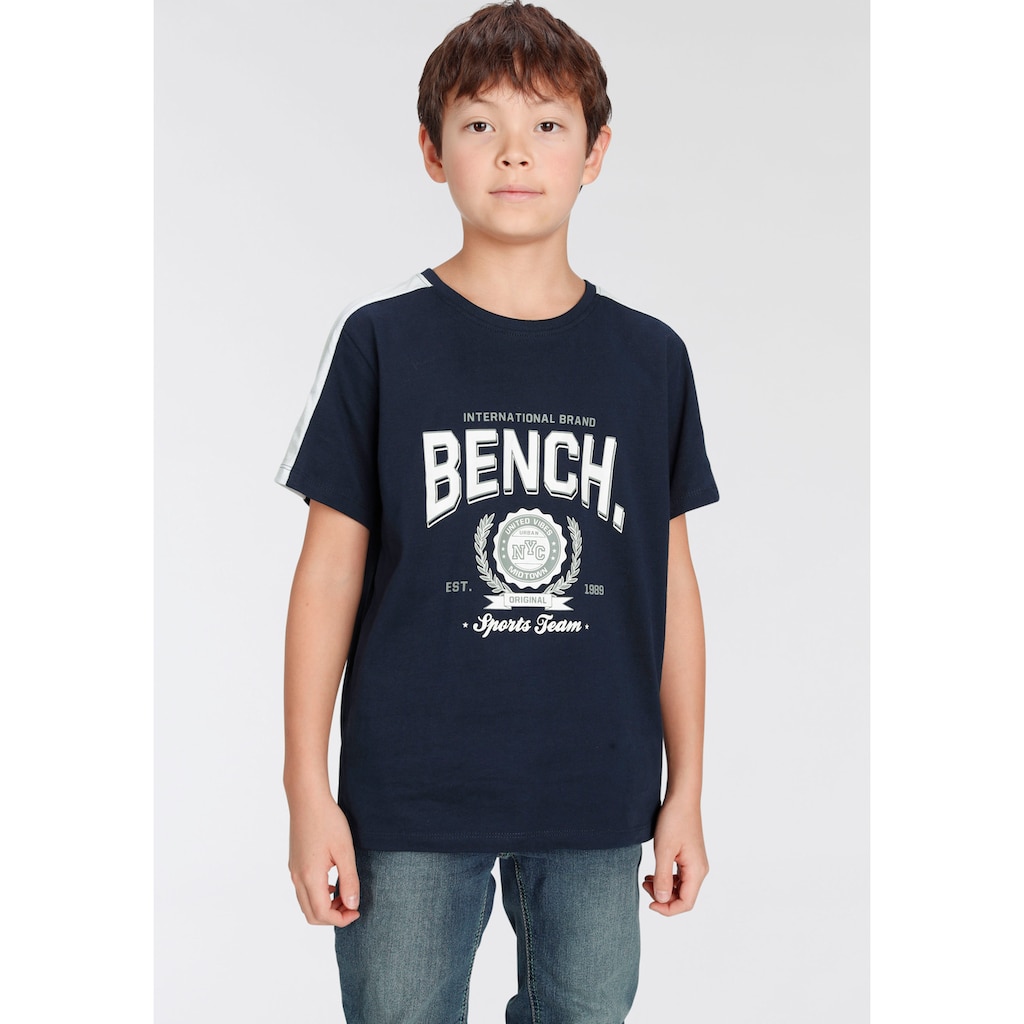 Bench. T-Shirt mit farbigen Einsätzen und Print