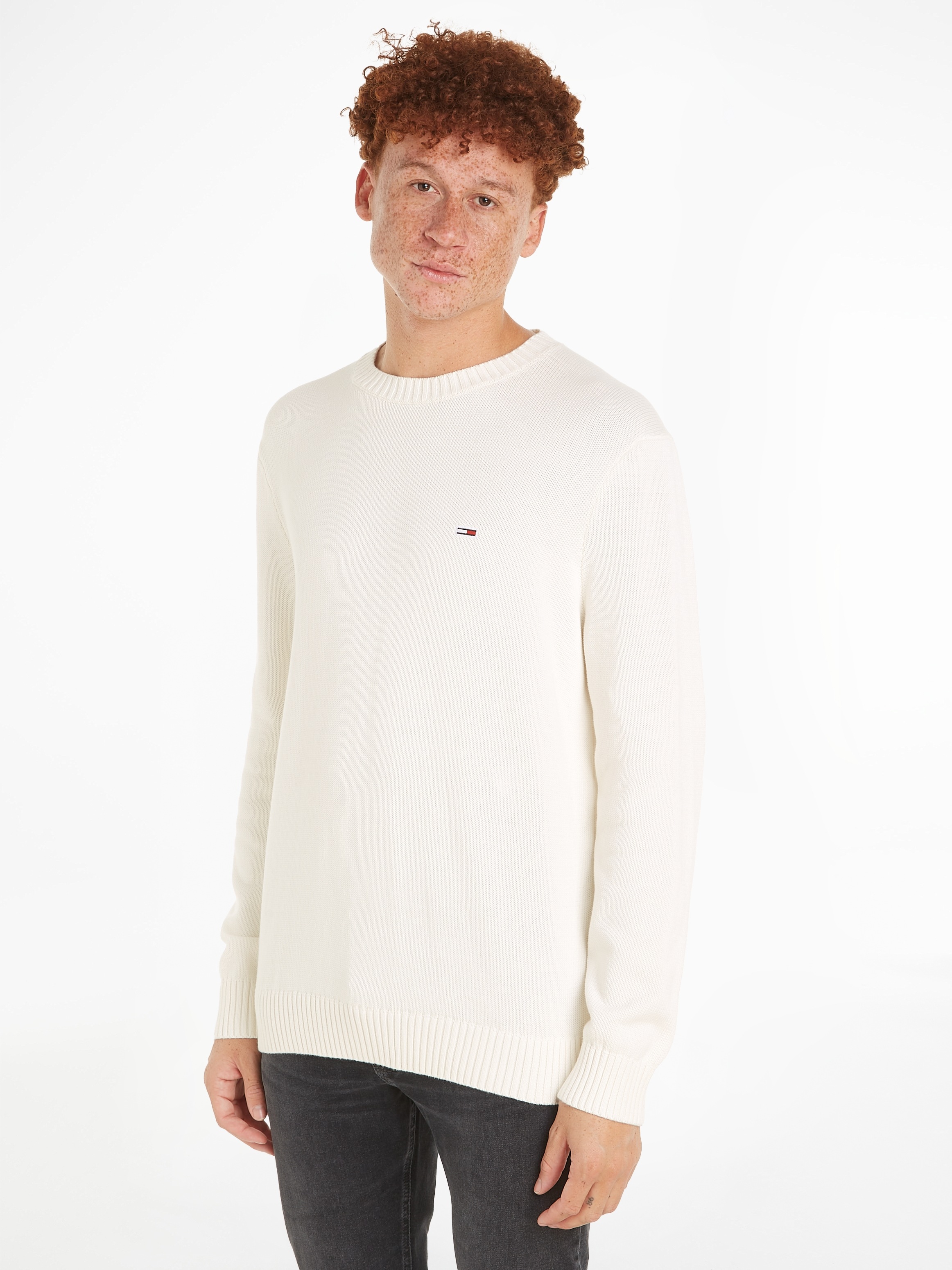 Tommy Jeans Strickpullover »TJM SLIM ESSNTLS C-NECK SWEATER«, mit Markenlogo auf der Brust