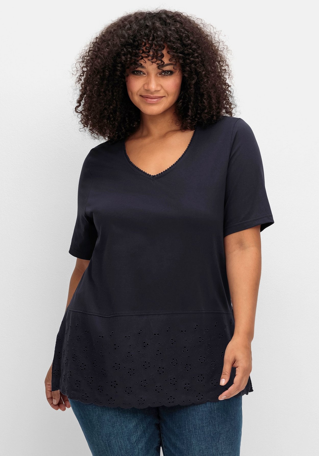Sheego T-Shirt »Shirt mit Lochstickerei-Passe am Saum«