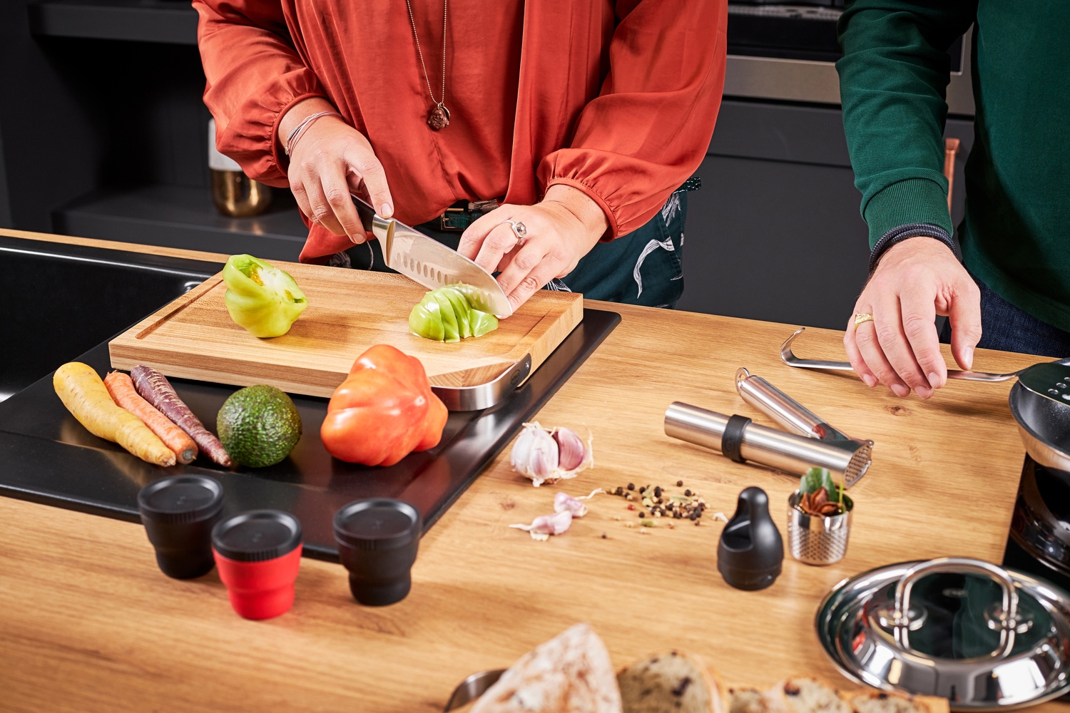 RÖSLE Schneidebrett mit Edelstahlgriff, für die Küche oder als Servierbrett, aus Ulmenholz