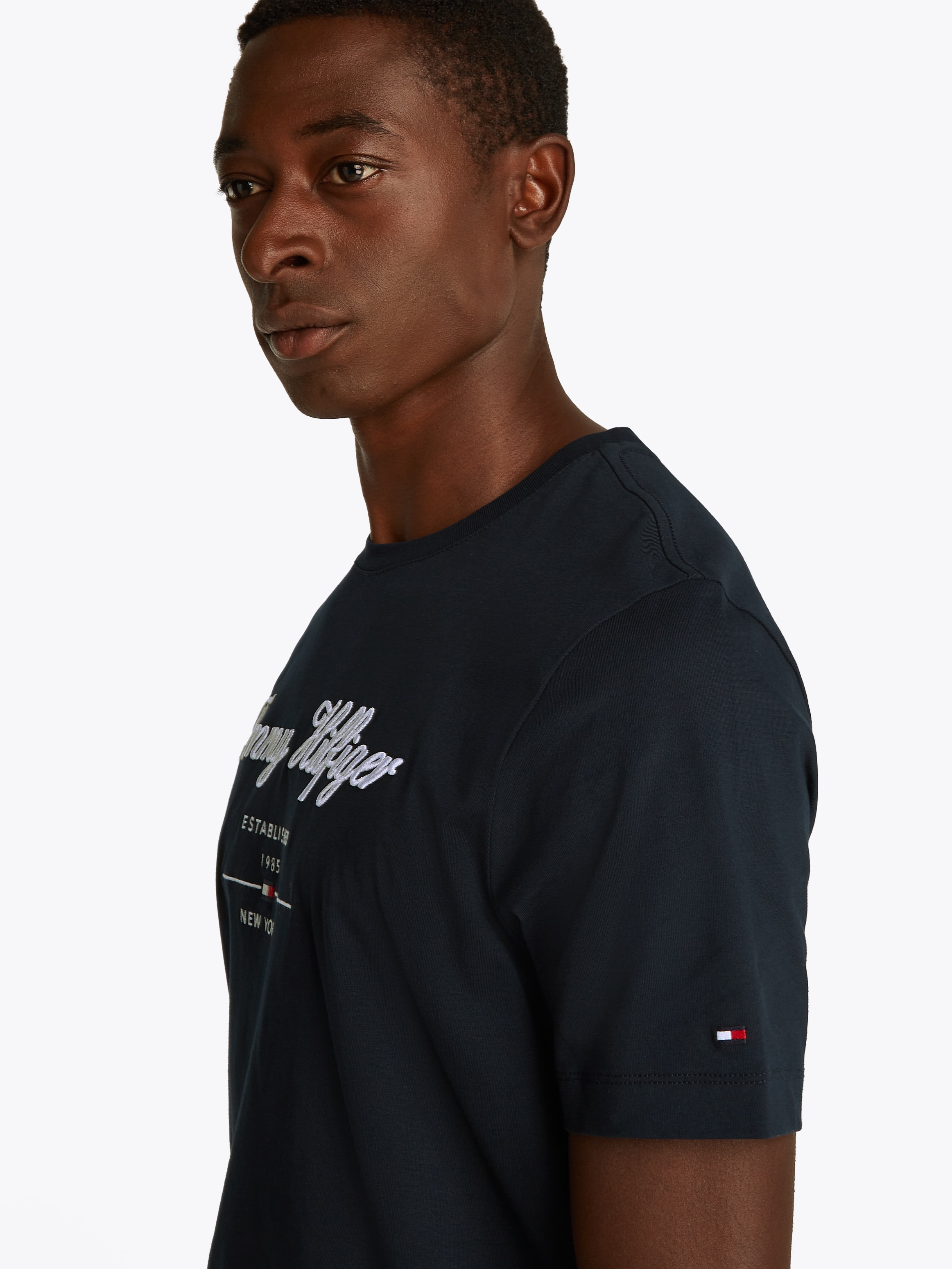 Tommy Hilfiger T-Shirt »SCRIPT LOGO TEE« mit aufgesticktem Logo