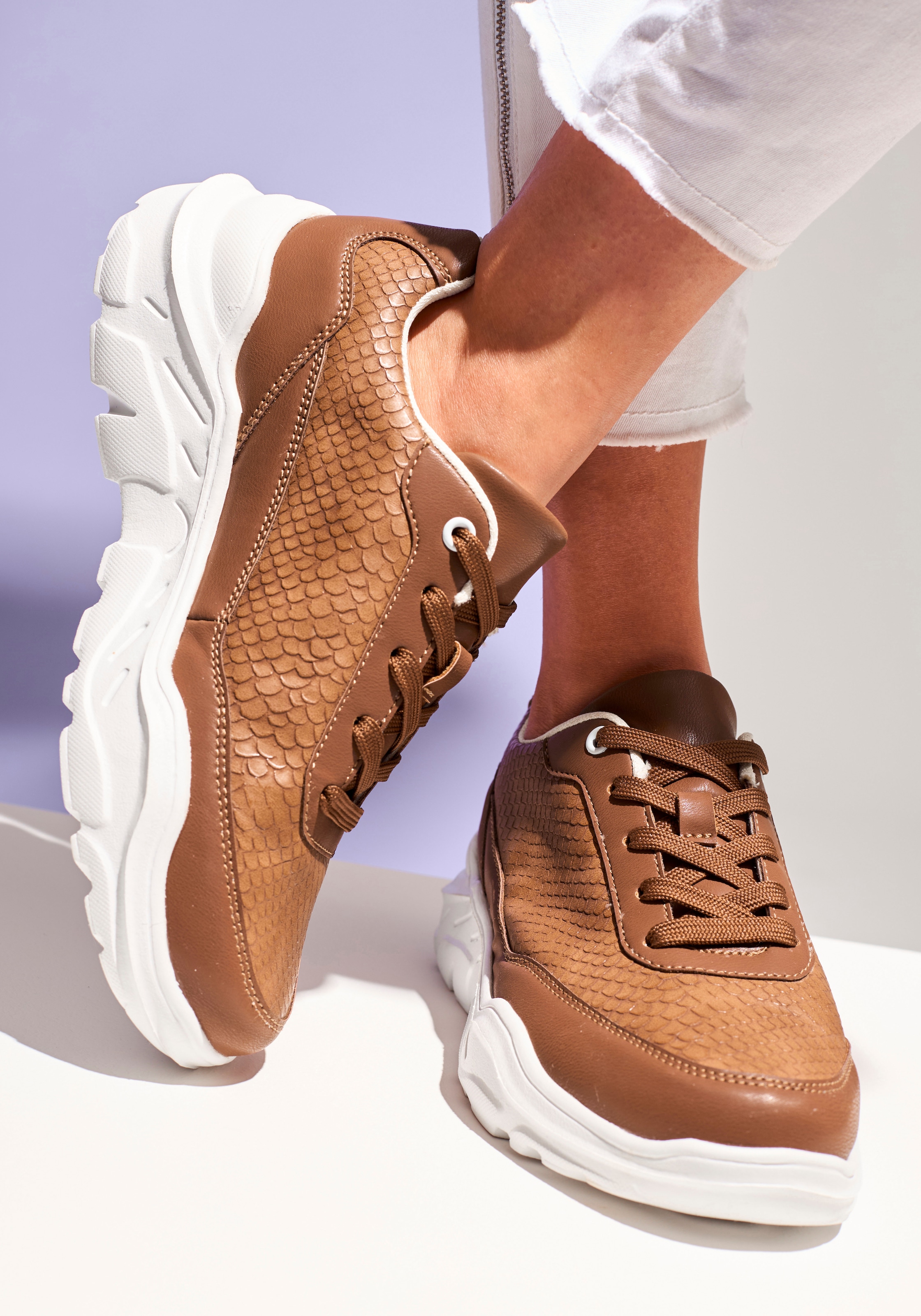 LASCANA Sneaker, Halbschuh, Sportschuh, leichte Chunky Sohle VEGAN