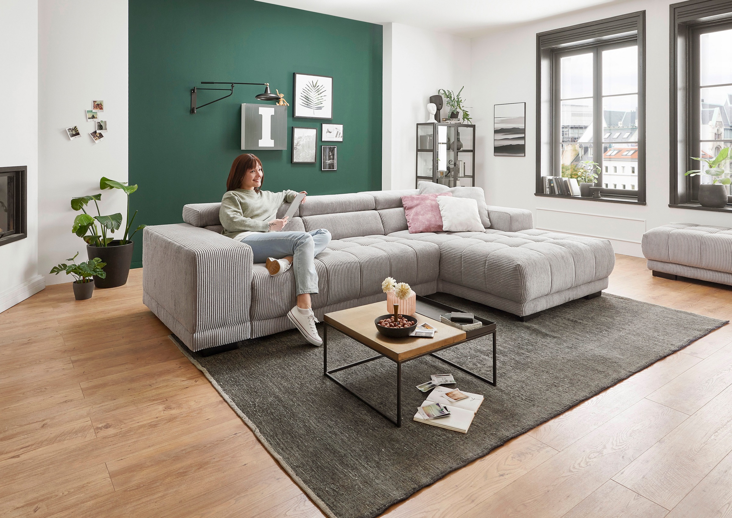 Die PlanBar Ecksofa »MP-IN15053 L-Form schmaler Schenkel« mit Kopfteilverstellung, wahlweise mit manueller Vorziehbank