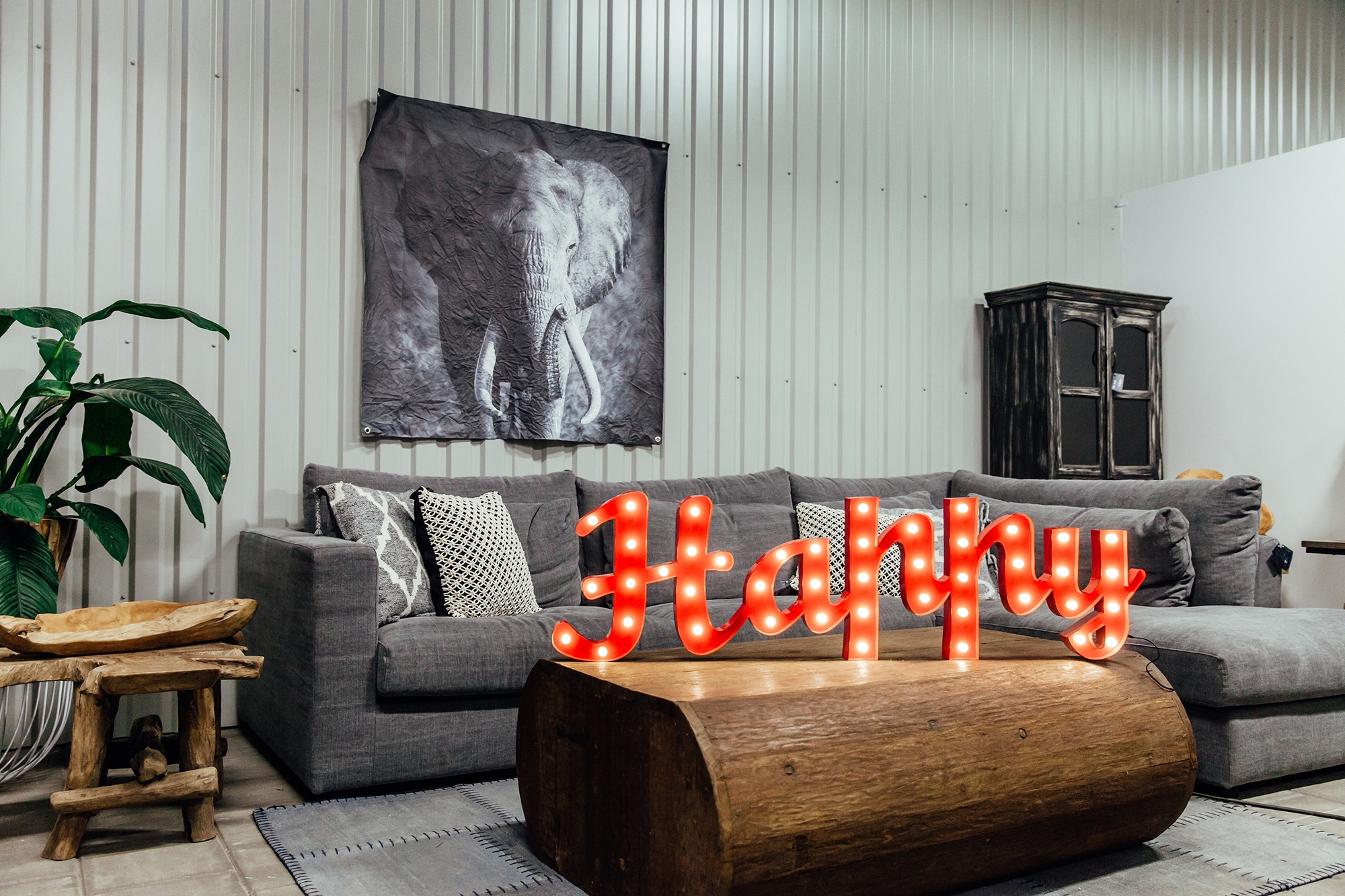 MARQUEE LIGHTS LED Dekolicht »Happy« LED-Modul 1 Stk. Warmweiß Wandlampe, Tischlampe Schriftzug Happy 44 Leuchtmittel - 137x38 cm