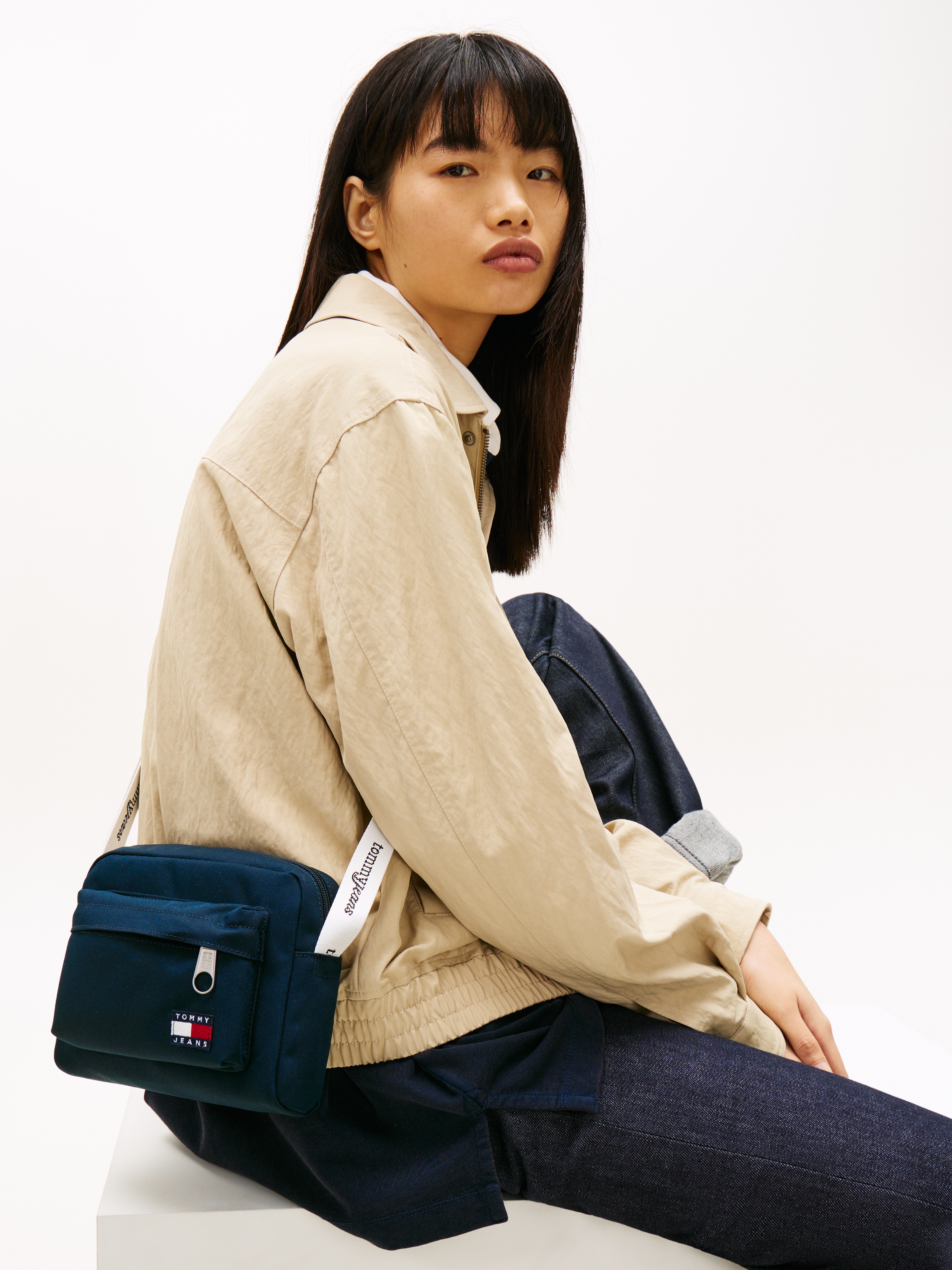 Tommy Jeans Umhängetasche »TJW ESS DAILY CROSSOVER« Damen Schultertasche, Handtasche mit kontrastfarbigem Logo-Aufnäher