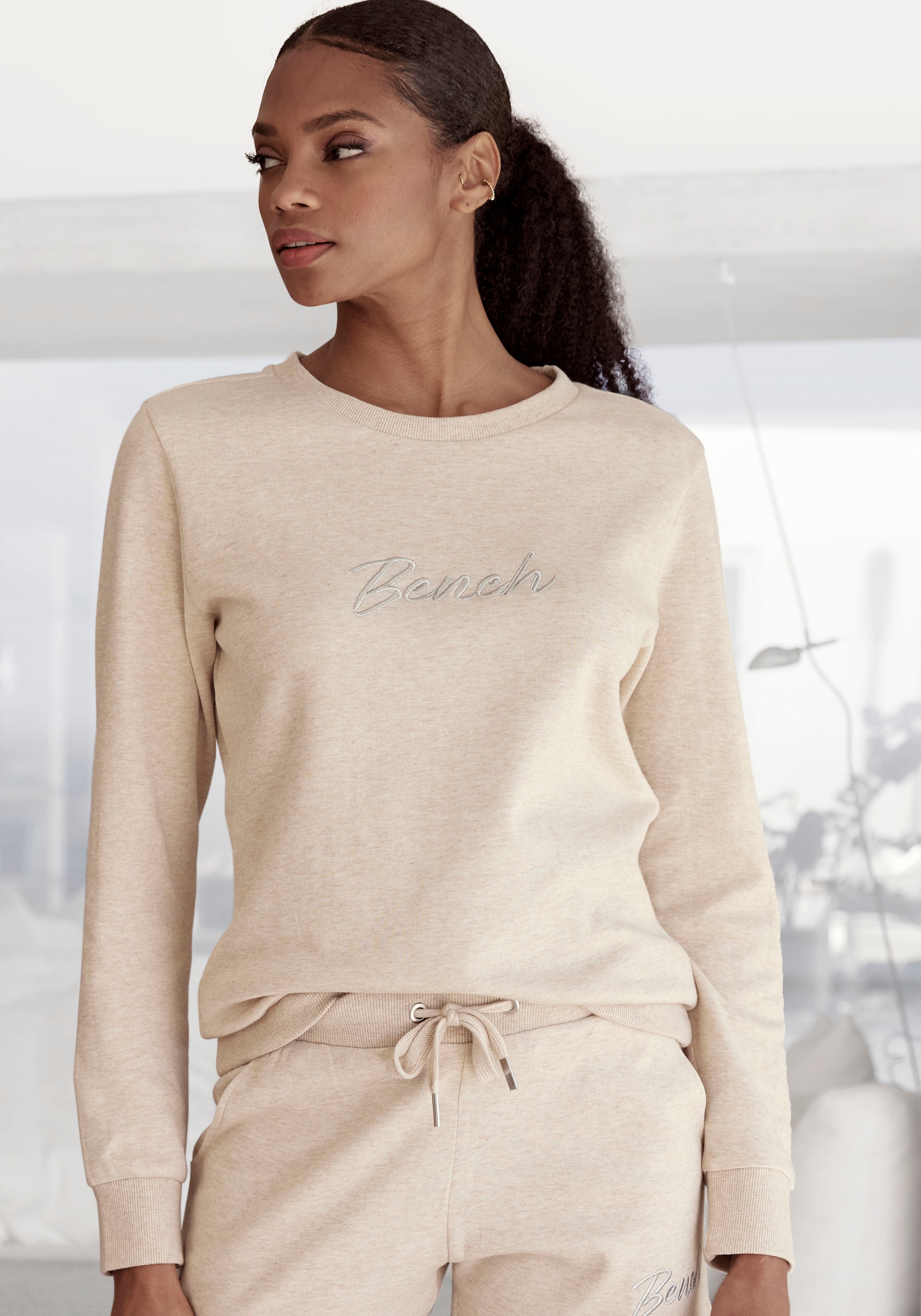 Bench. Loungewear Sweatshirt »-Loungeshirt«, mit glänzender Loungewear, ♕ Logostickerei, Loungeanzug bei