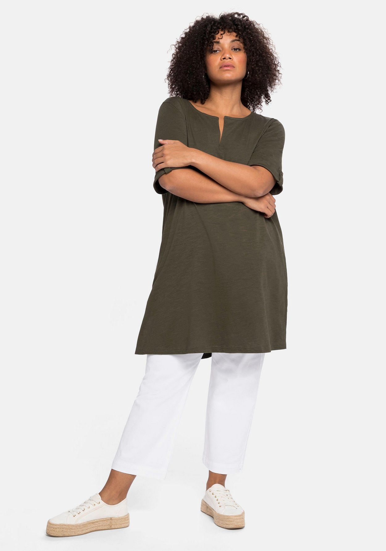 Sheego Longshirt »Longshirt mit geschlitztem Ausschnitt«, mit geschlitztem Ausschnitt