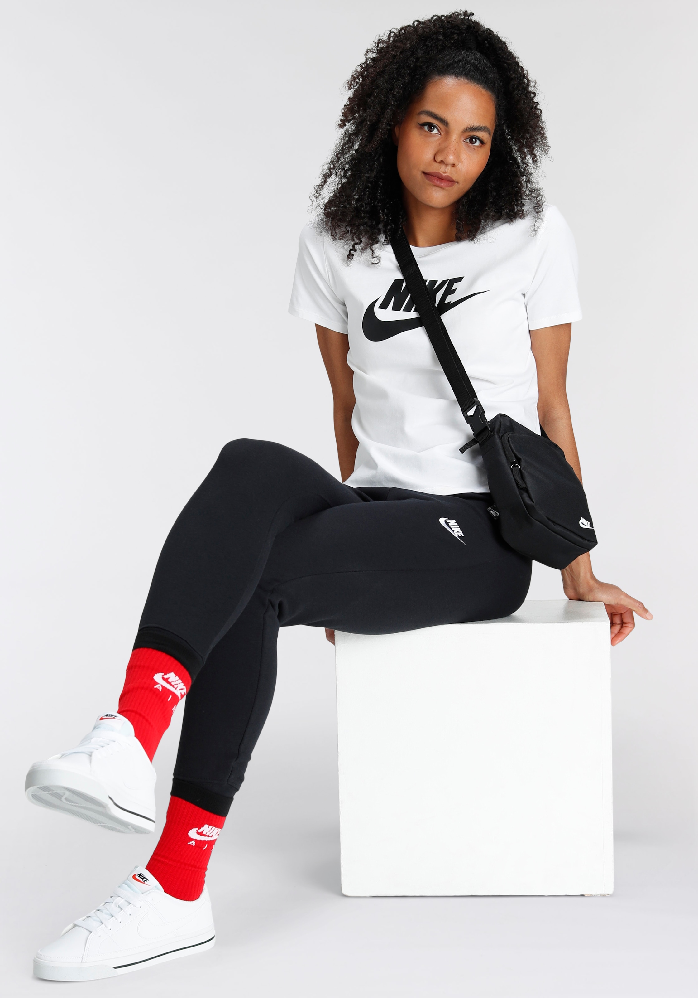 Nike Sportswear T-Shirt »ESSENTIALS WOMEN'S LOGO T-SHIRT«, Basic Damen T-Shirt mit Logo