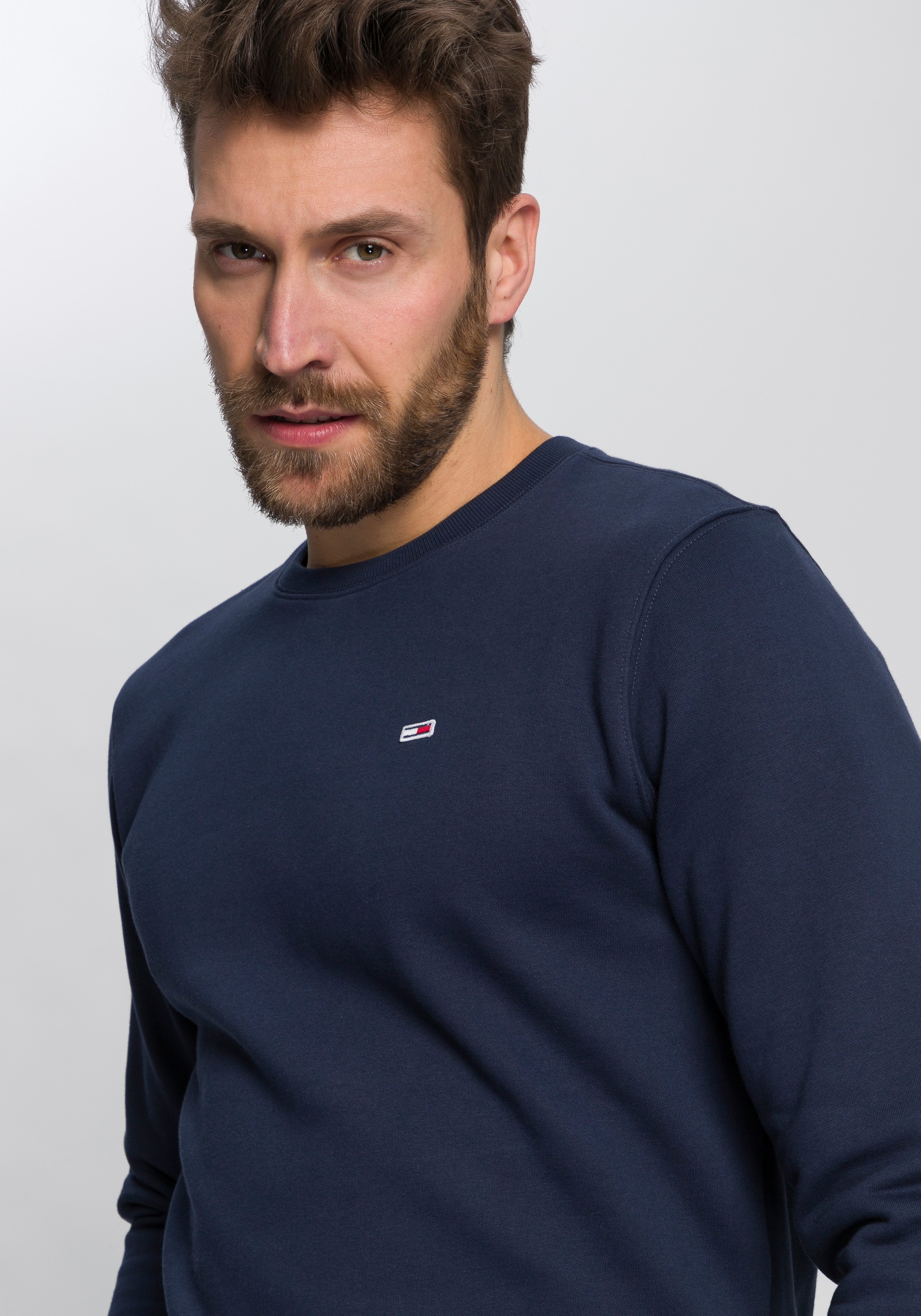 Tommy Jeans Sweatshirt »TJM REGULAR NECK«, ♕ mit C der FLEECE bei Markenlogo Brust auf