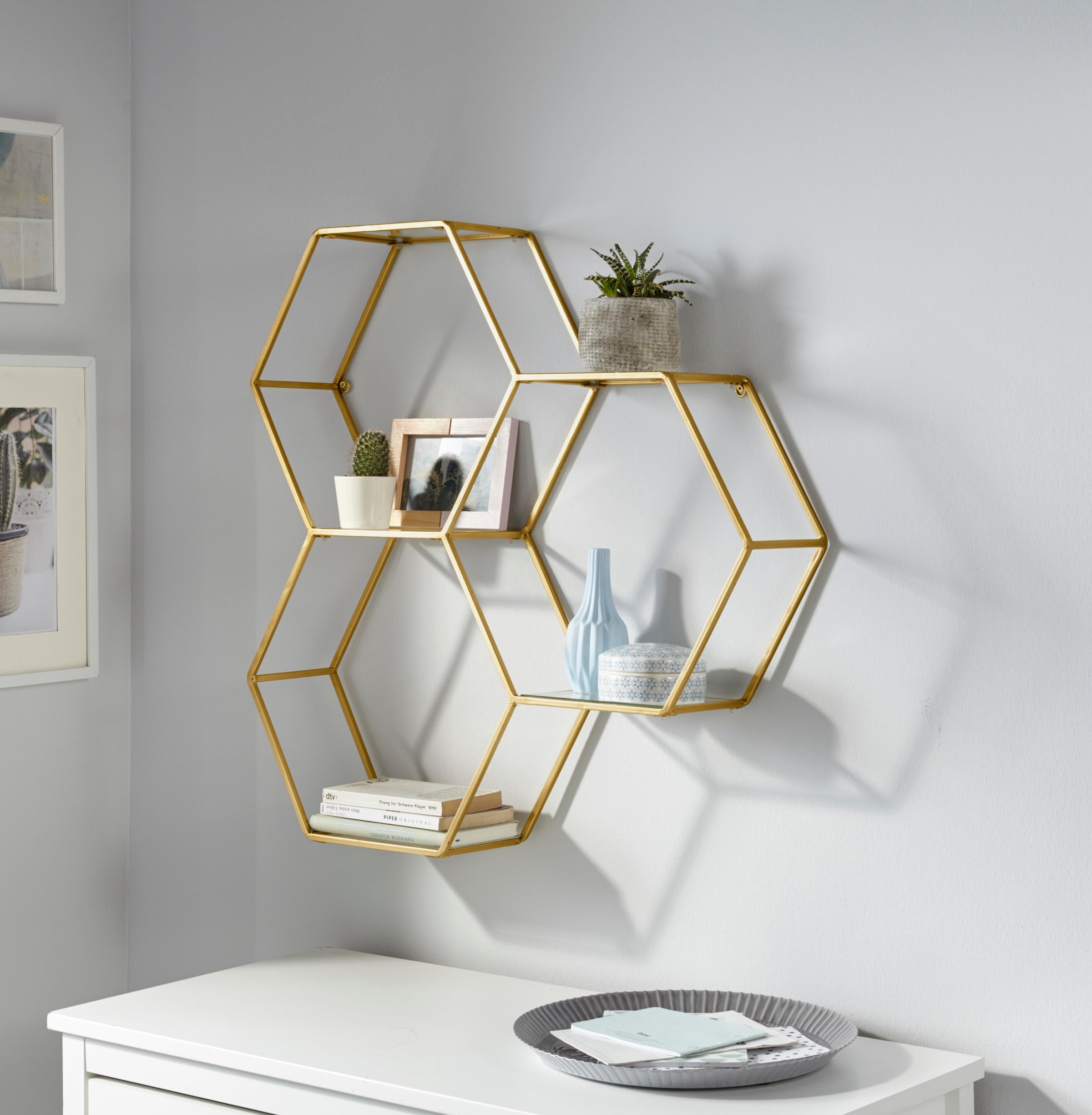 OTTO home Deko-Wandregal "Lenia, 3 Ablageflächen aus Glas in einer besonderen Form kombiniert" für elegantes und modernes Wohnen, aus Metall, in 3 Farben
