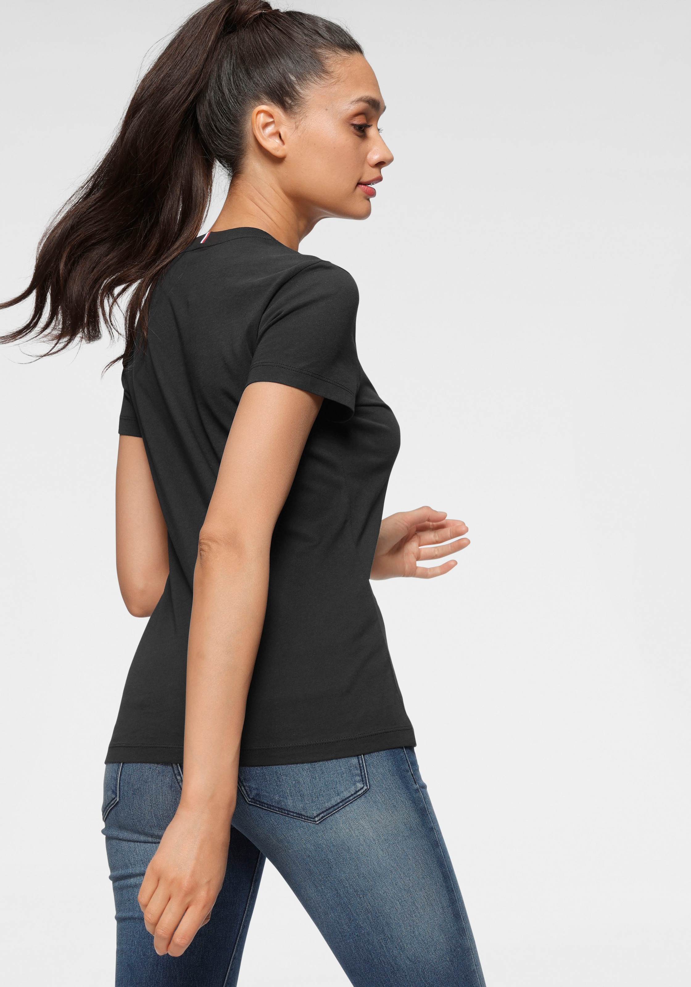 Tommy Hilfiger T-Shirt »HERITAGE CREW NECK TEE«, mit Tommy Hilfiger Logo-Flag auf der Brust