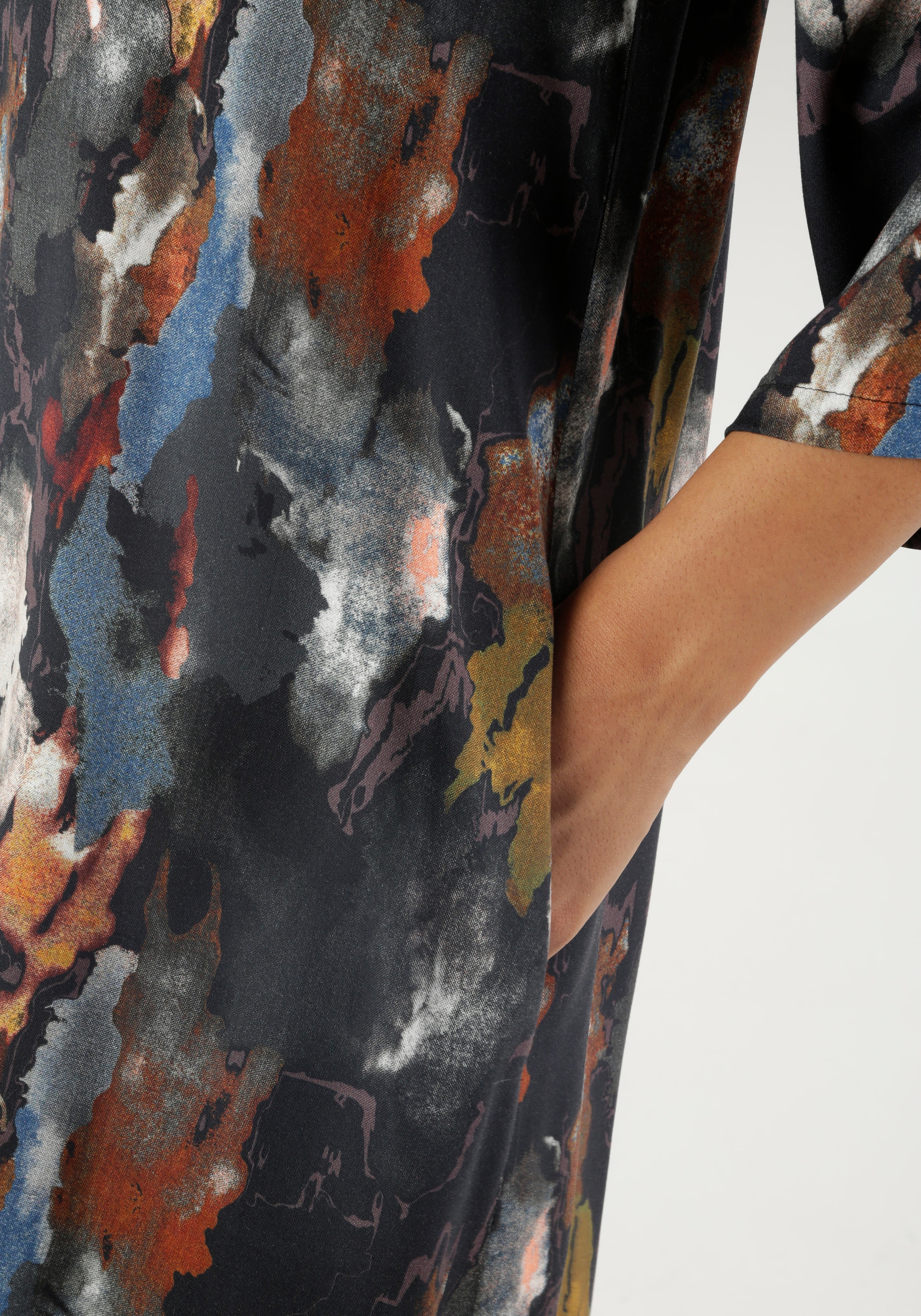 Aniston CASUAL Blusenkleid, mit extravagantem, grafischen Batik-Muster