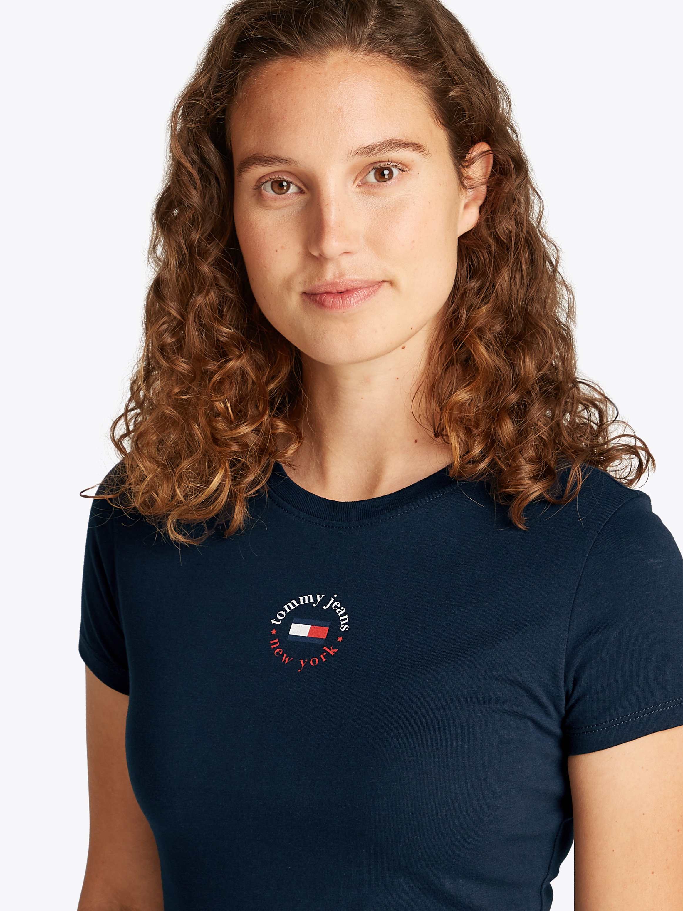 Tommy Jeans T-Shirt »TJW SLIM ESSENTIAL LOGO 2 TEE«, mit Logoschriftzug