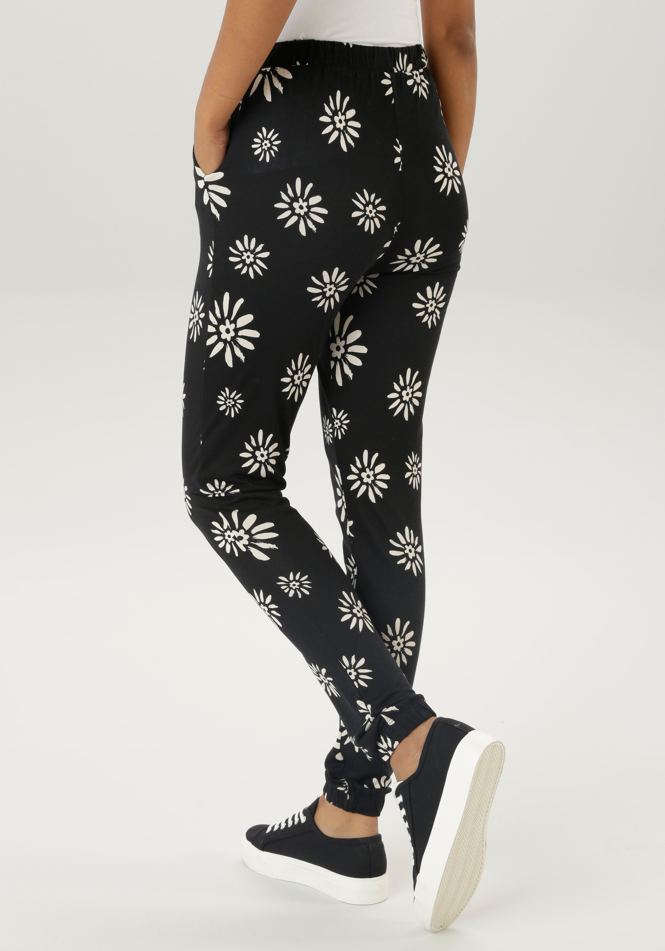 Aniston SELECTED Schlupfhose, mit trendigen Blütenprint allover