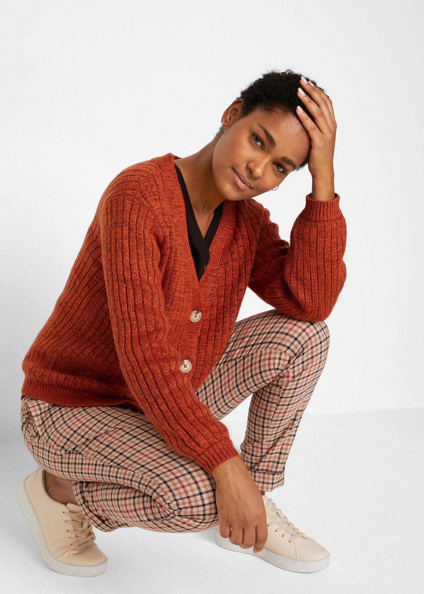 bonprix Strickjacke »Grobe Strickjacke mit recycelter Baumwolle« bequeme Passform, melierte Optik, mit dekorativen Knöpfen