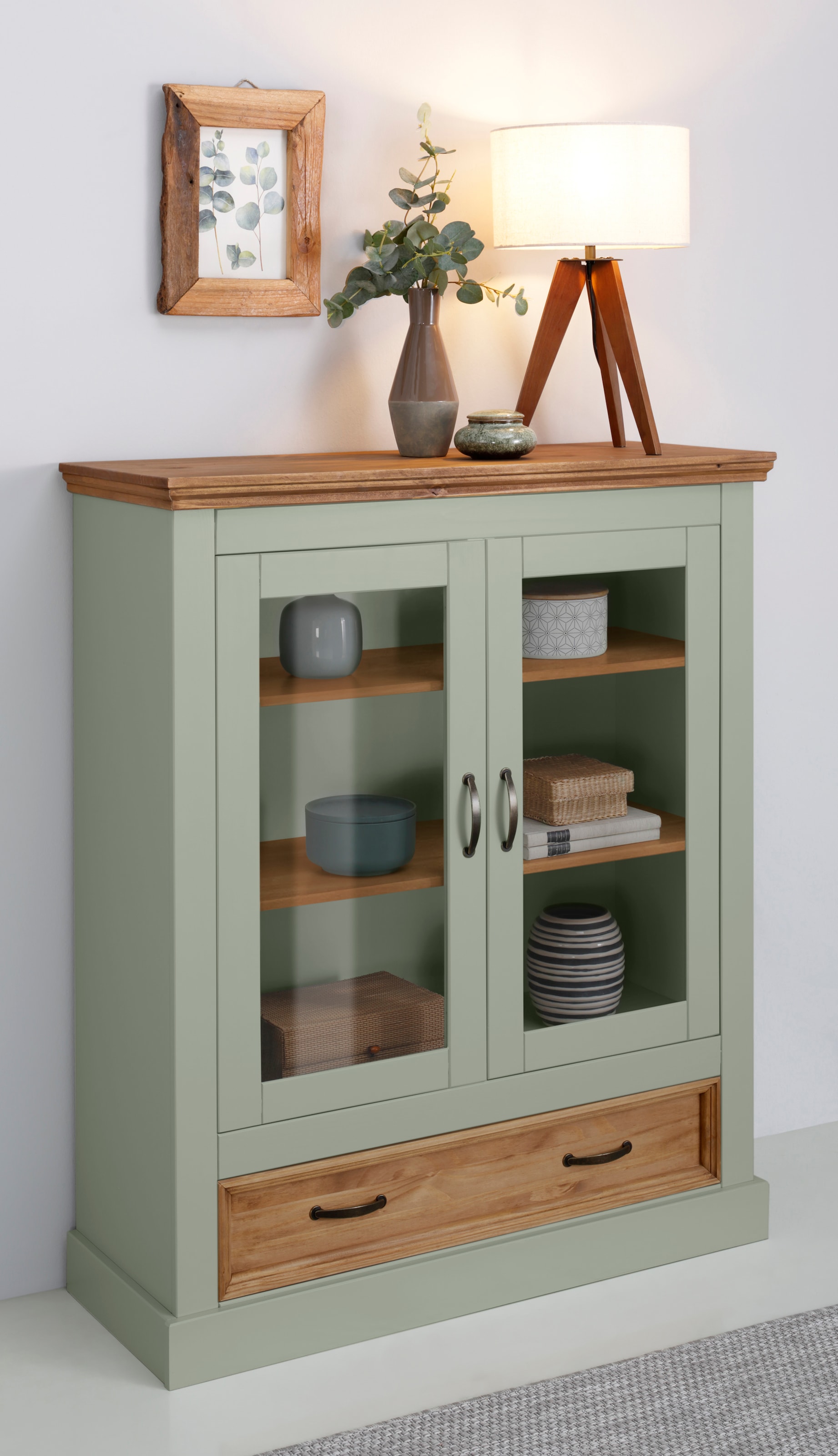 Home affaire Vitrine »Selma Highboard«, aus massivem Kiefernholz, mit Griffen aus antikisiertem Metall