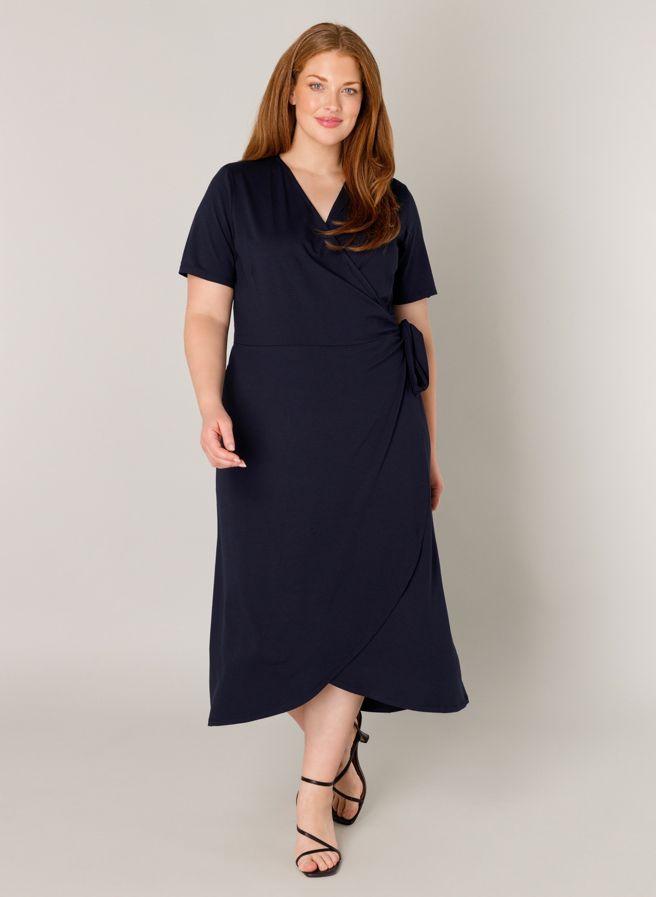 Base Level Curvy Wickelkleid »Abbie«, Weich fließende Viskose-Mischqualität