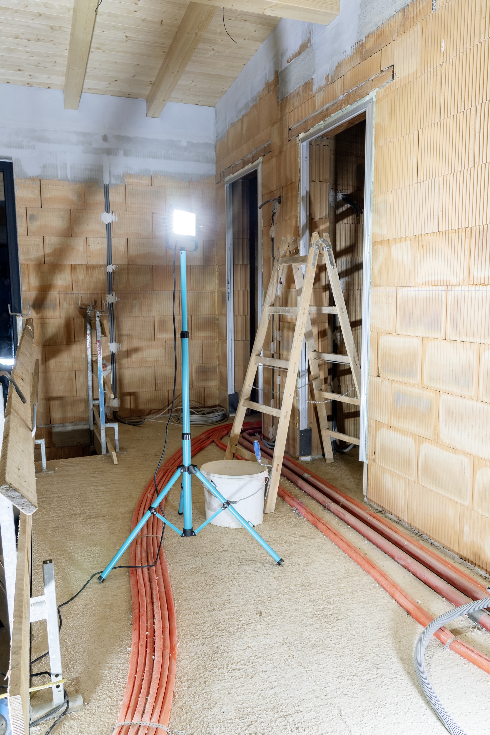 EGLO Deckenstrahler »AVELAR Strahler - Alu, Kunststoff - LED - 52W - IP65« LED-Modul 1 Stk. Neutralweiß Baustrahler, Arbeitsleuchte, Arbeitsscheinwerfer, L75xB68,5xH190,5cm