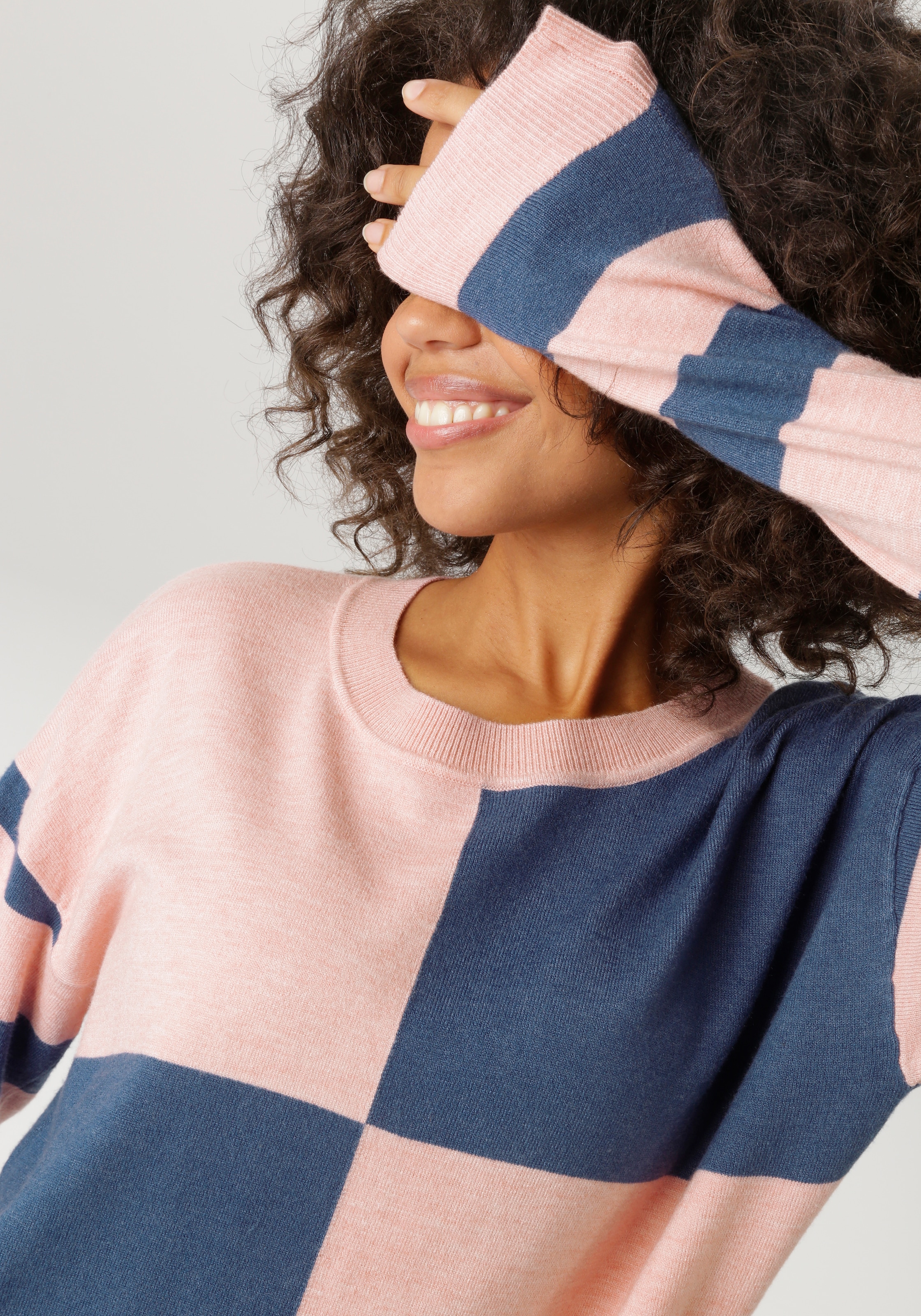 Aniston CASUAL Strickpullover mit großflächigem Patchmuster und geringelten Ärmeln