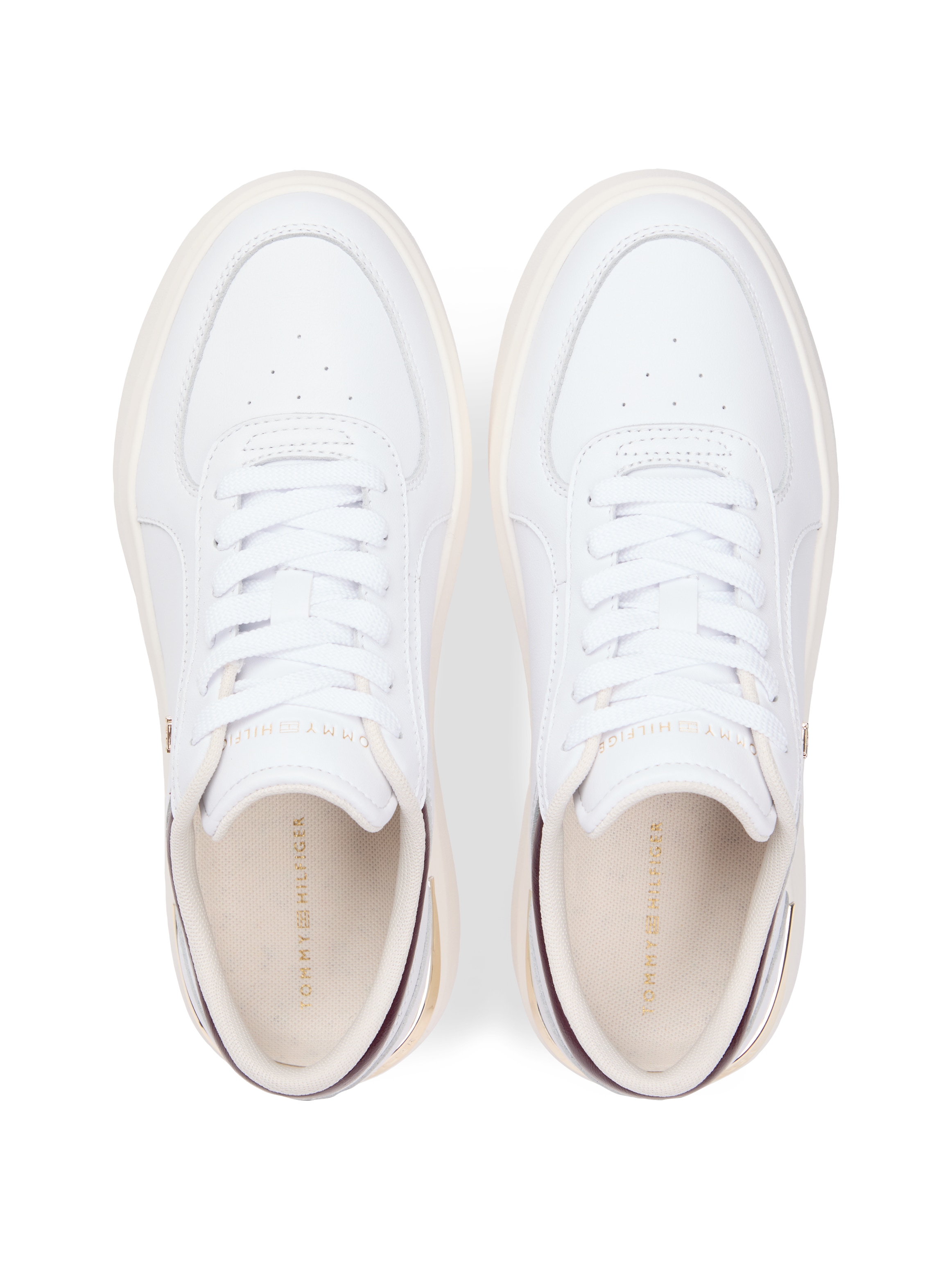 Tommy Hilfiger Plateausneaker »SHINY LEATHER PLATFORM SNEAKER«  , Halbschuh, Schnürer mit Besatz in Metallicoptik an der Ferse