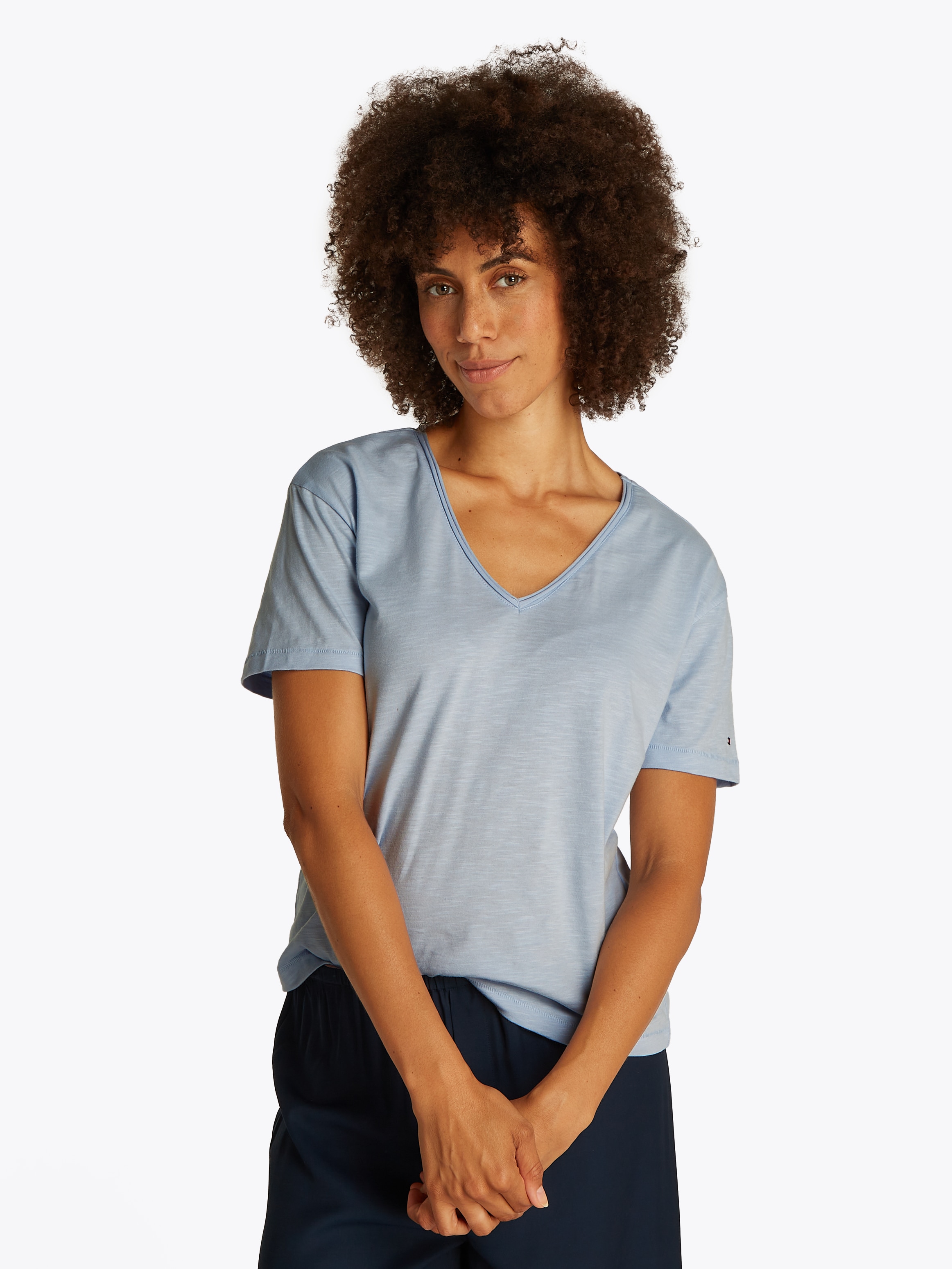 Tommy Hilfiger T-Shirt »SLUB CROP V-NK SS«, mit offener Kante, mit Logostickerei