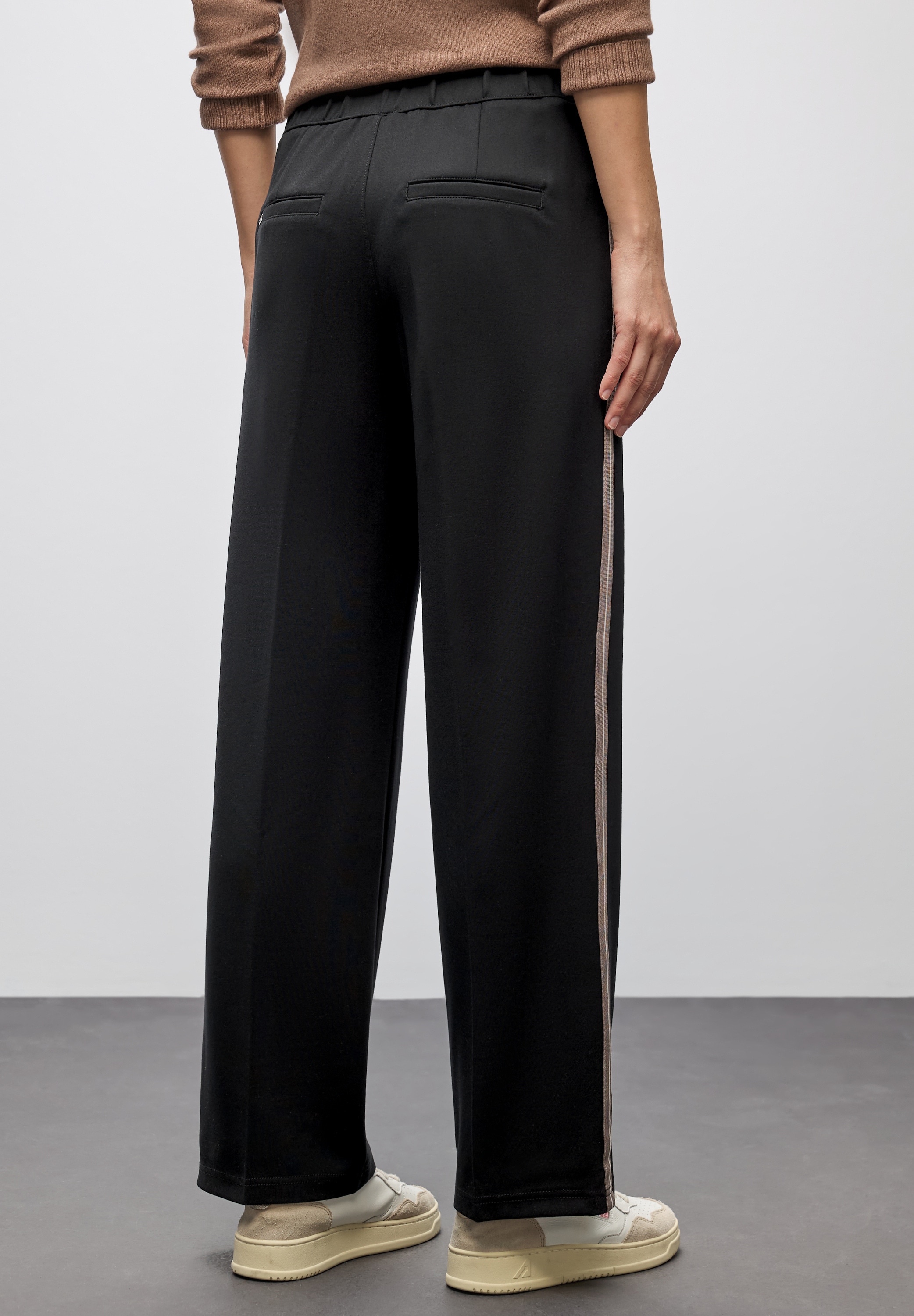 STREET ONE Stoffhose, mit Galonstreifen und aus Viskose mit Elasthan