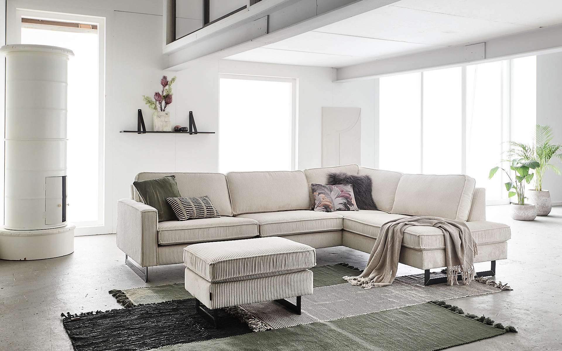 Places of Style Hocker »Pinto«, mit Keder, Metallfüßen und auch in Cord Bezug erhältlich