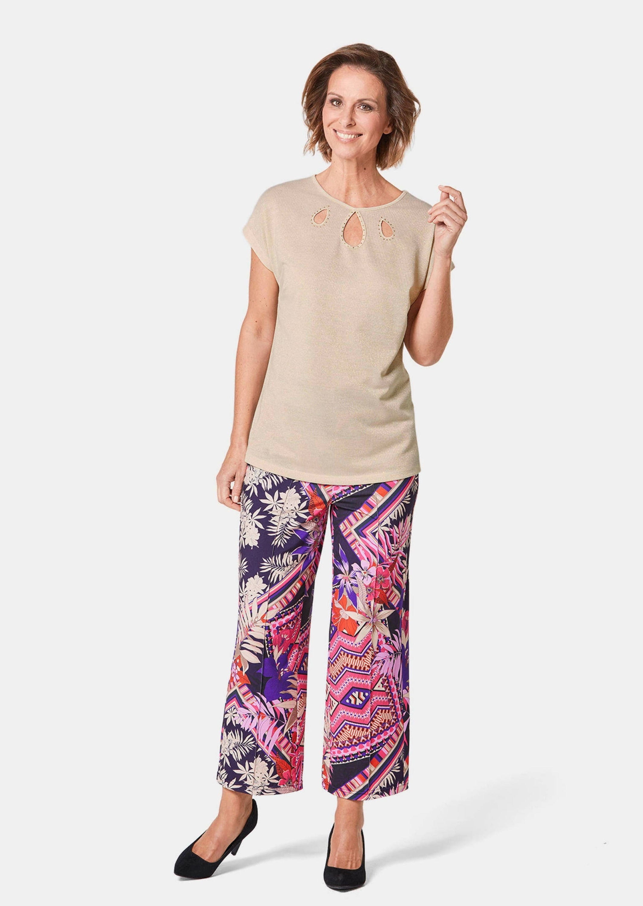 GOLDNER Kurzarmshirt »Kurzgröße Elegantes Shirt mit feinen Glanzgarnen« mit kleinen Cutouts am Ausschnitt