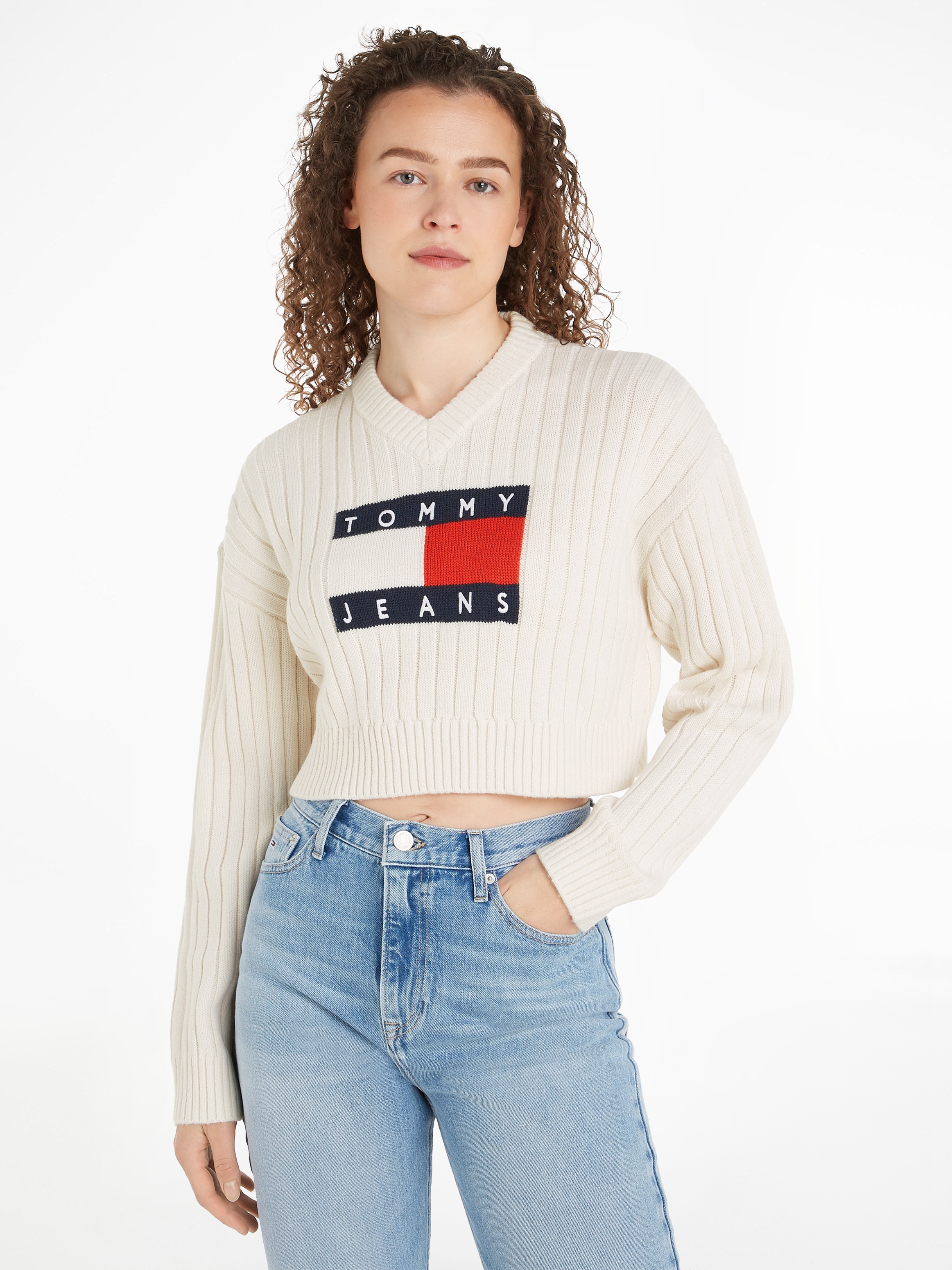 Tommy Jeans Strickpullover »TJW VNCK CENTER FLAG SWEATER EXT«, mit Tommy Jeans Center Logo-Flag