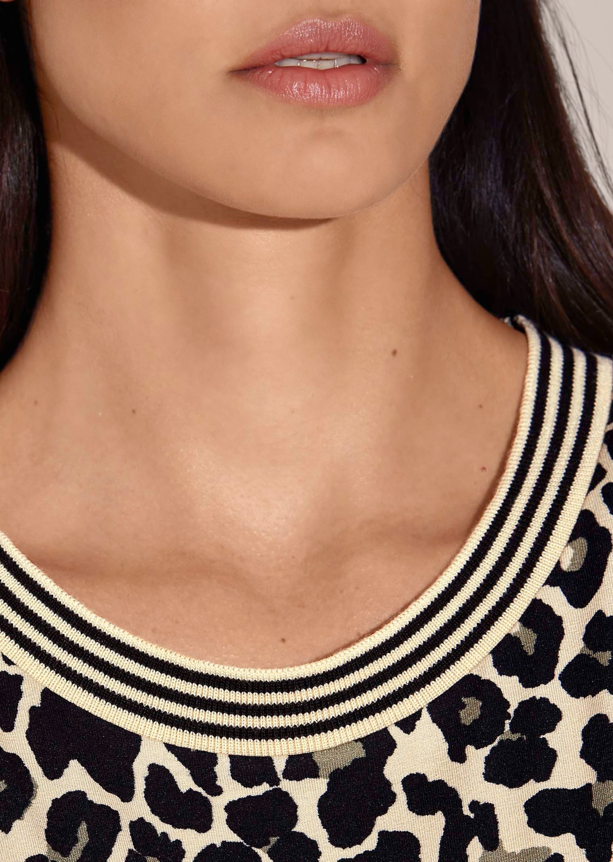 MADELEINE Kurzarmshirt »Leo-Shirt Modernes Blusenshirt mit U-Boot-Ausschnitt«