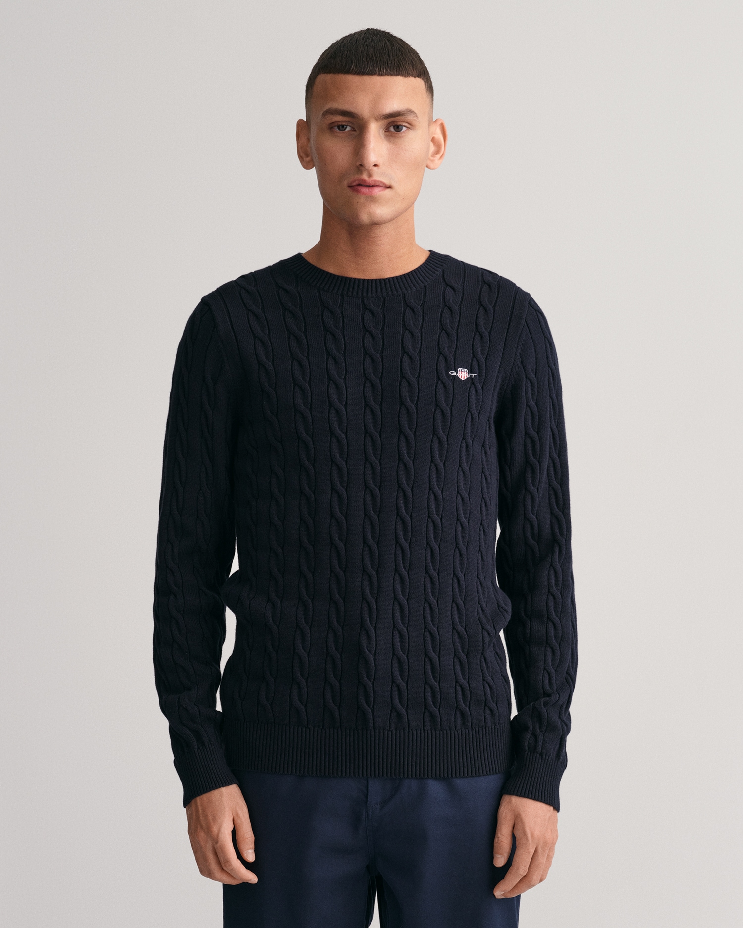 Gant Strickpullover »COTTON CABLE C-NECK«, mit Wappen-Logostickerei auf der Brust