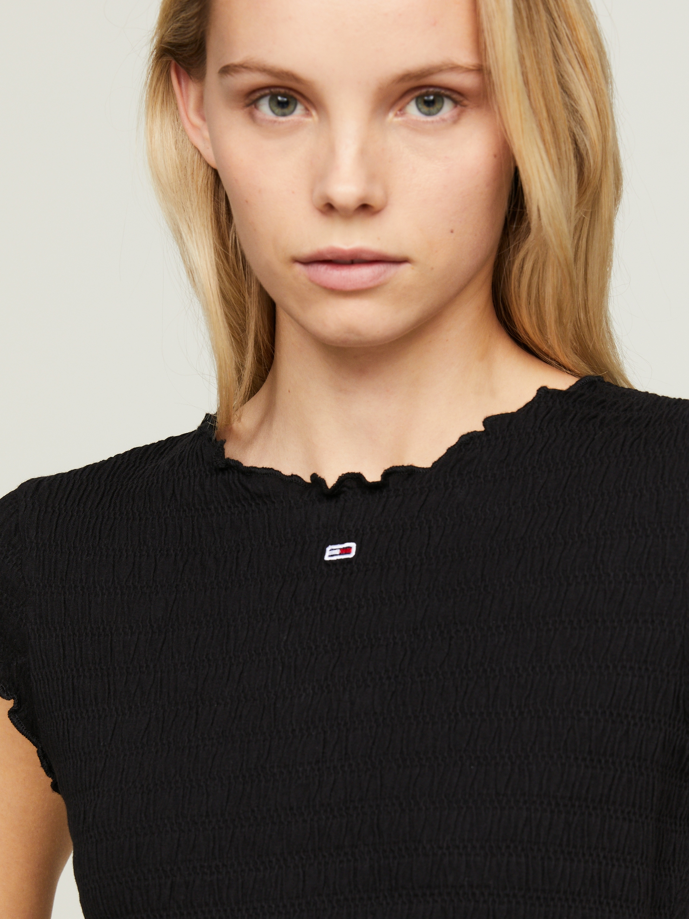Tommy Jeans Rundhalsshirt »TJW SLIM SMOCK TEE«, allover gesmokt
