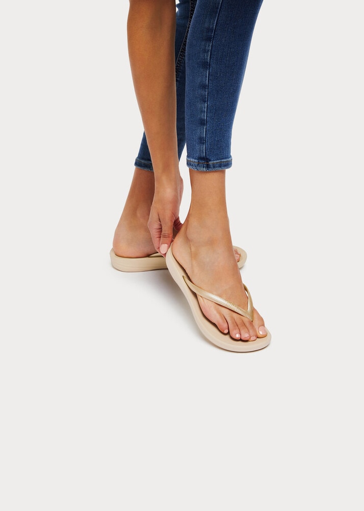 Fitflop Zehentrenner »IQUSHION«, Keilabsatz, Sommerschuh, Schlappen in schmaler Form